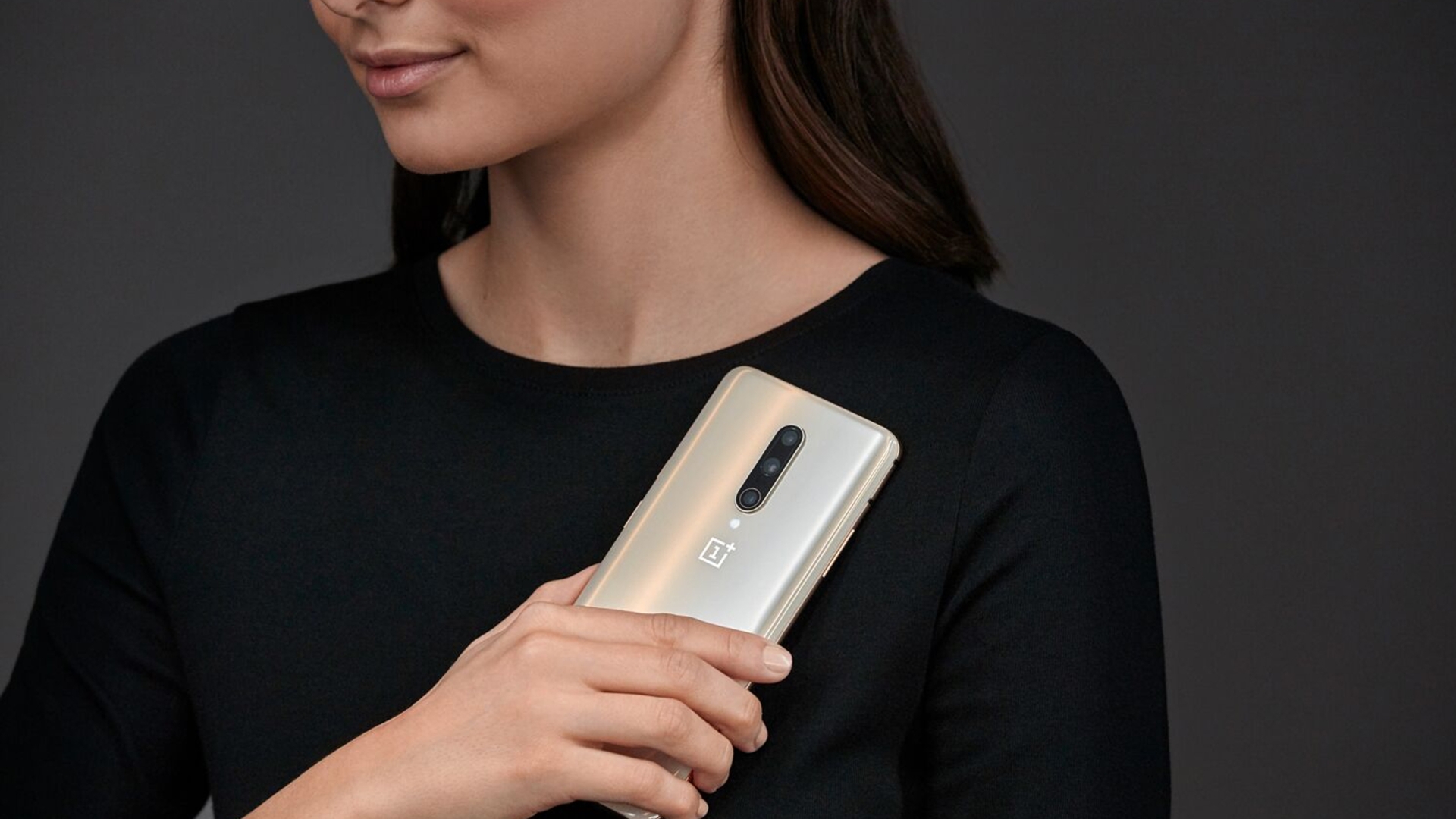 OnePlus 7 Pro Kamera-Update Frau mit OnePlus 7 Pro in ihren Händen