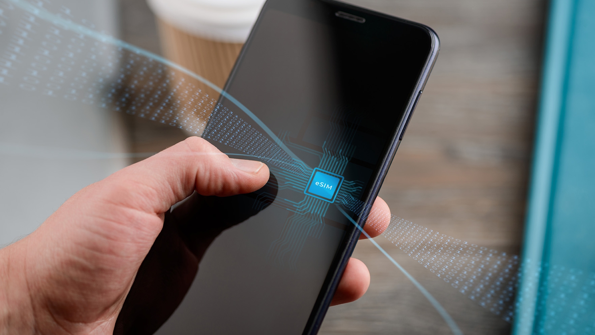 CROP_Shutterstock-Creative-7.1326593162-HighRes Smartphone mit eSIM-Karte