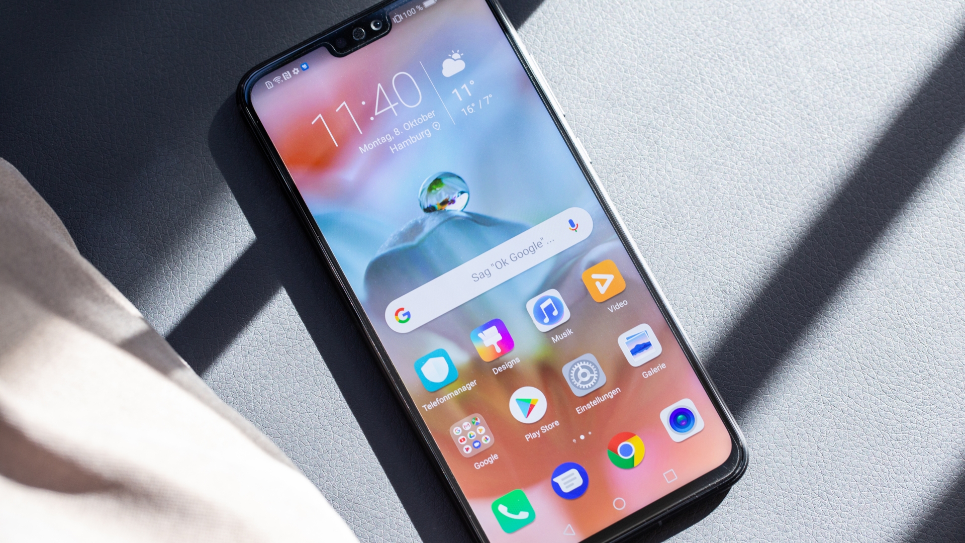 Honor 8x Honor 8x auf einem Stuhl mit eingeschaltetem Display