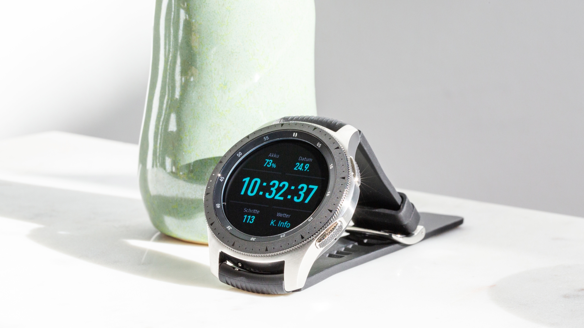Auf der Samsung Galaxy Watch ist eigentlich nur der Sprachassistent Bixby verfügbar Auf der Samsung Galaxy Watch ist eigentlich nur der Sprachassistent Bixby verfügbar