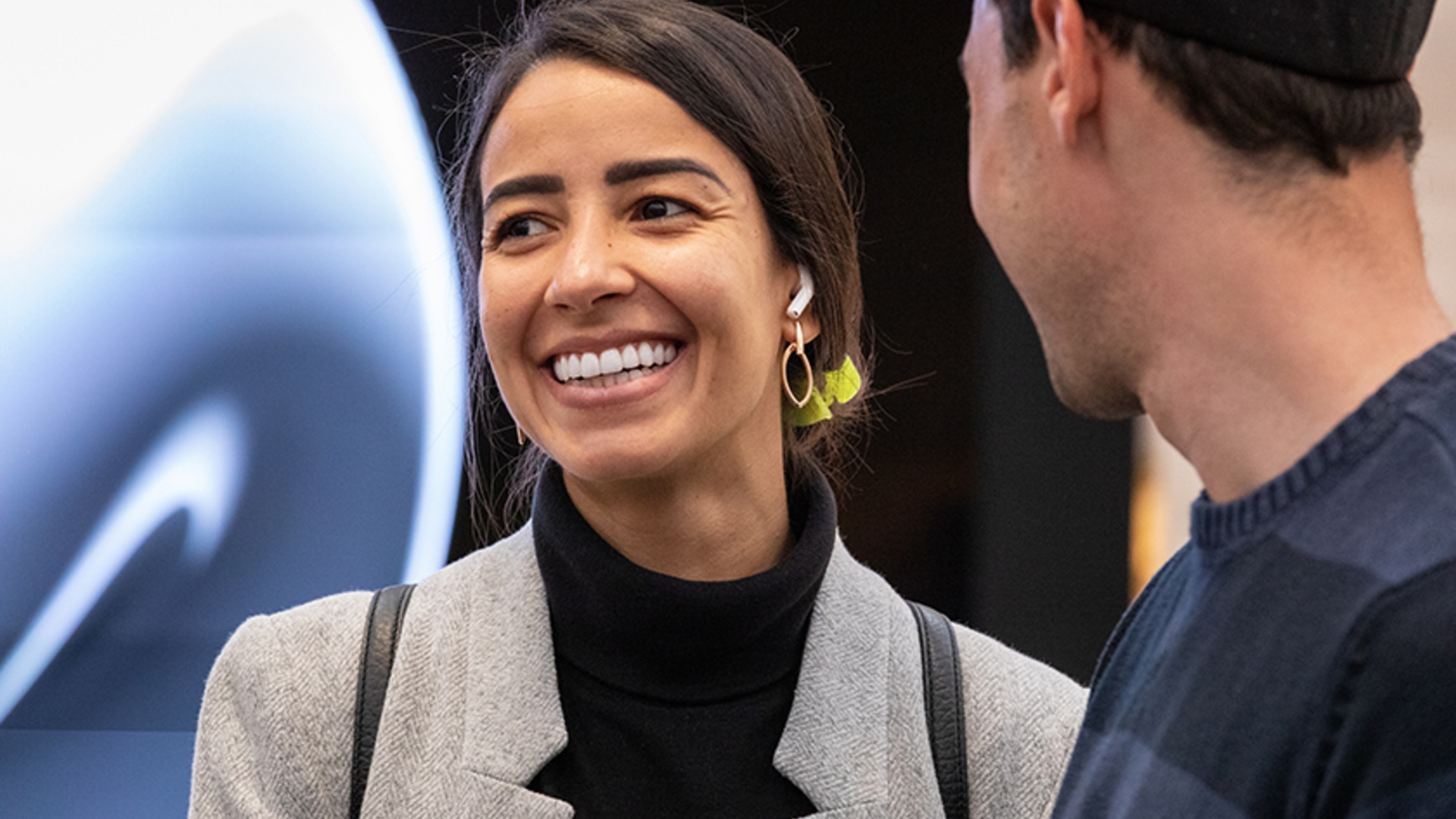 Frau mit AirPods Pro