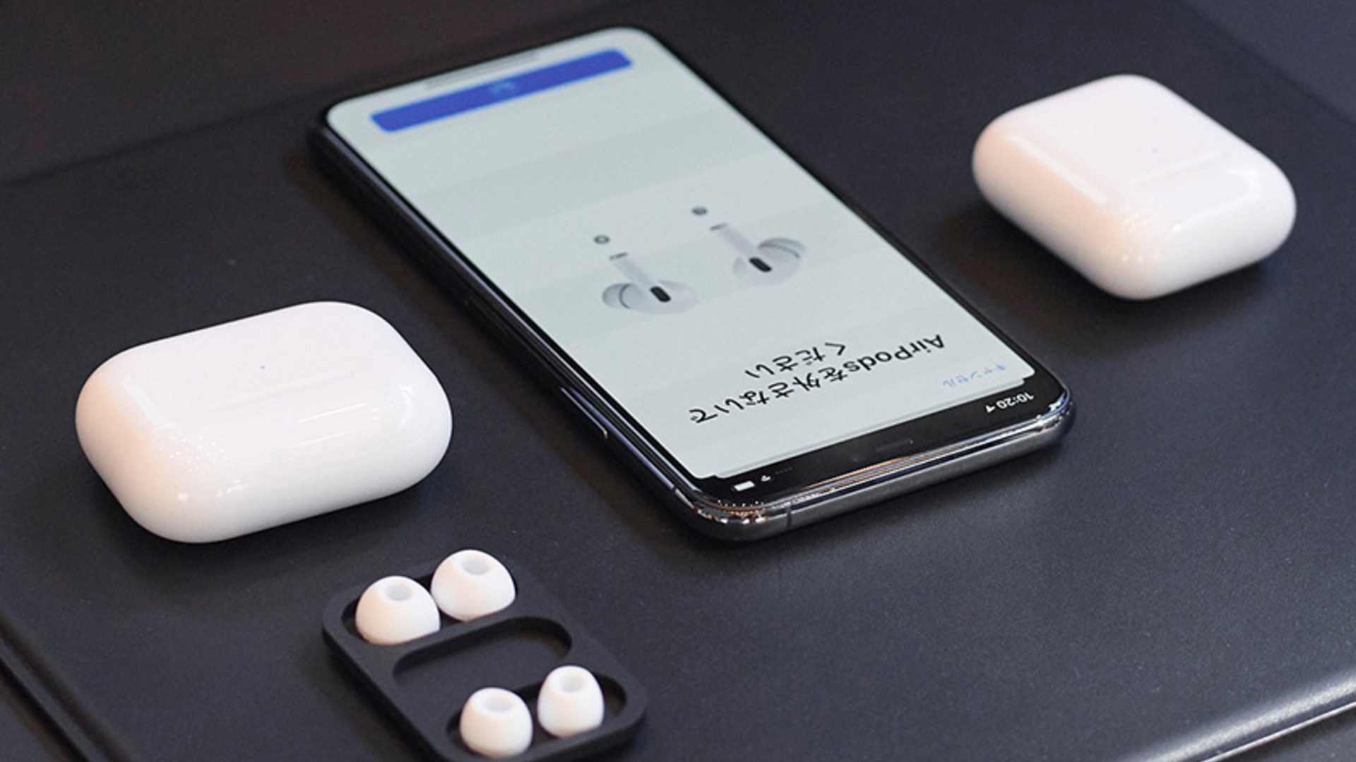 Apple Air Pods Pro Mit IPhone Und Silikonstöpseln Apple Air Pods Pro Mit IPhone Und Silikonstöpseln