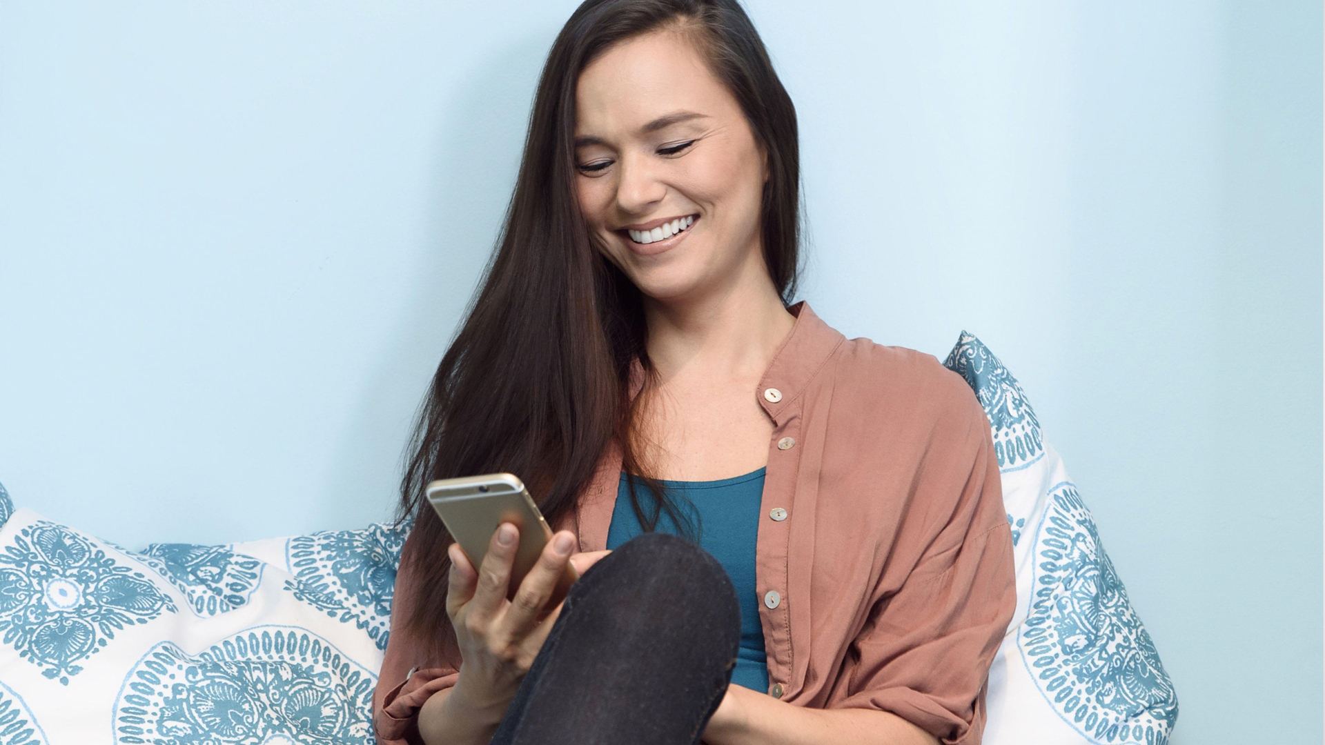 DPA Smartphone Mwst Frau am Handy MwSt Senkung