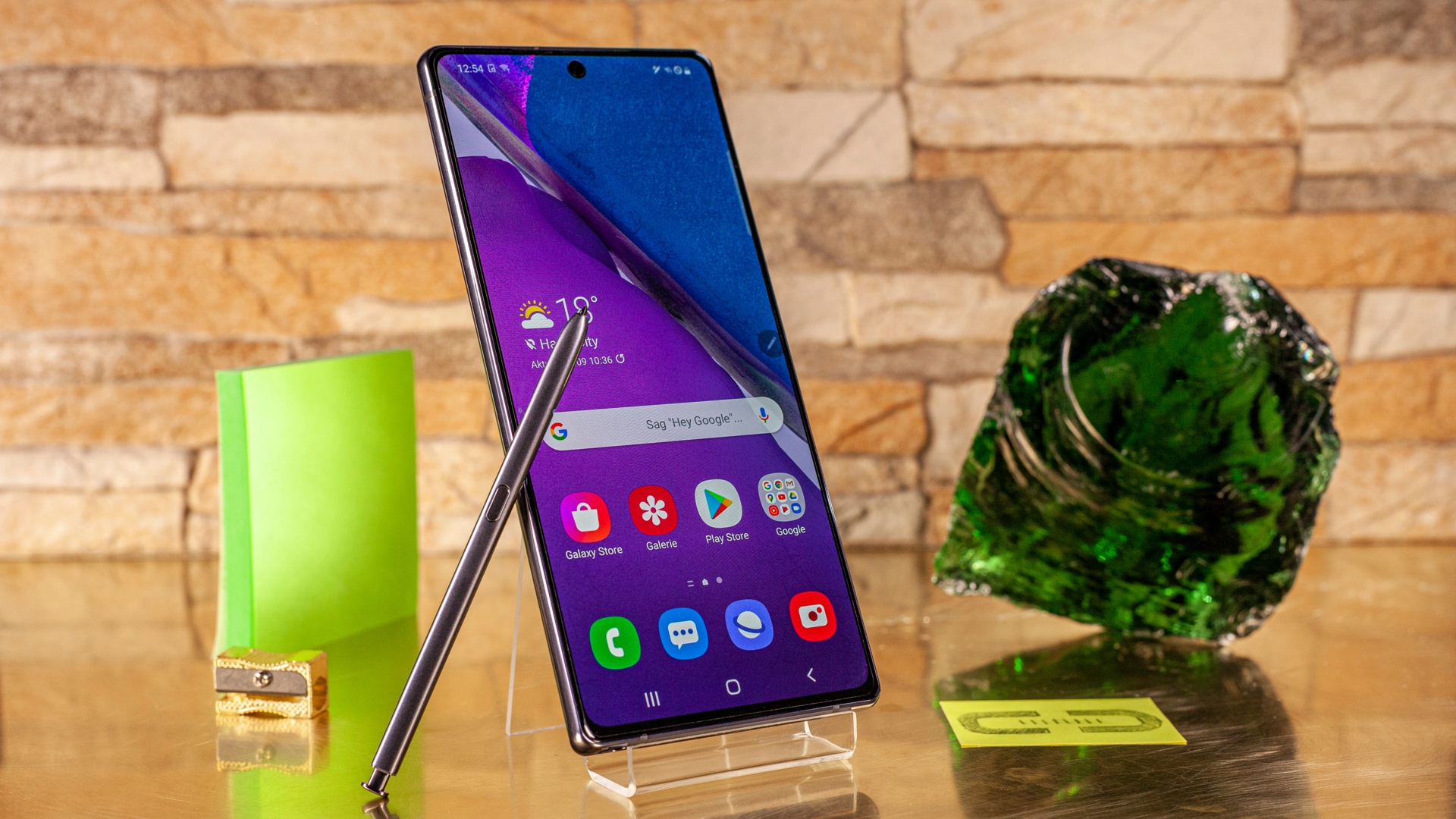 Samsung Galaxy Note 20 CURVED Shooting 17 Samsung Galaxy Note 20 von vorne mit angelehntem S Pen Eingabestift