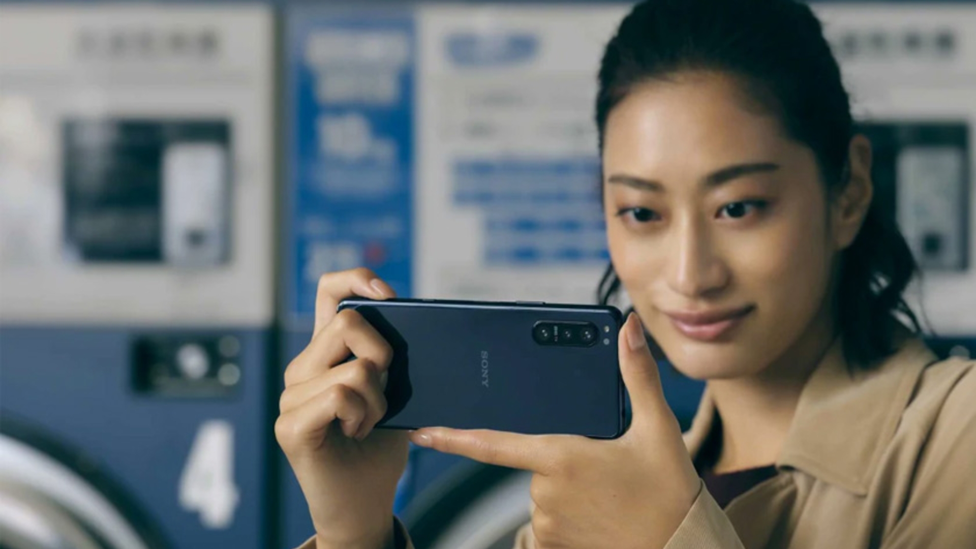 Sony Xperia 5 II Frau mit dem Sony Xperia 5 II