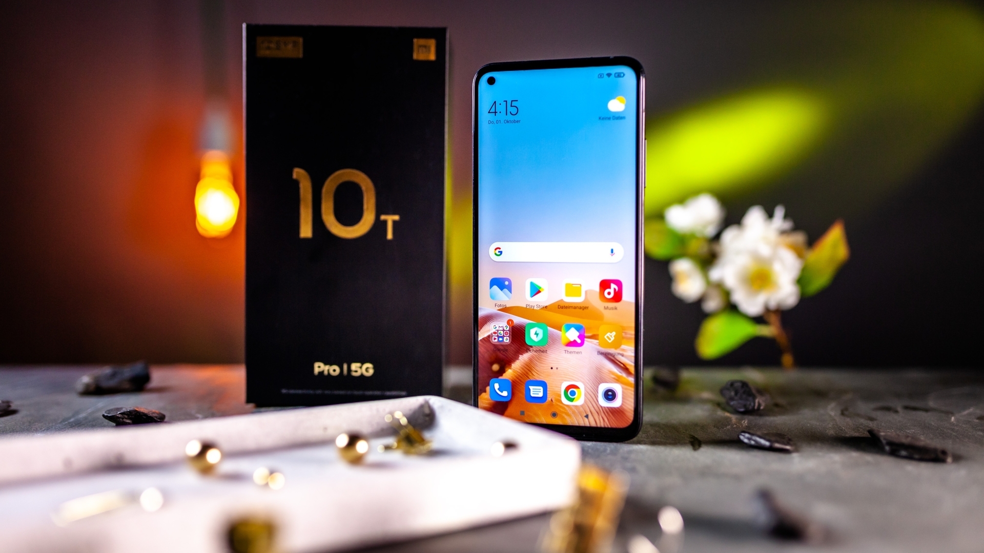 Xiaomi Mi 10T Pro 5G CURVED Fotos 019 Xiaomi Mi 10T Pro 5G neben seiner Verpackung auf einem Tisch