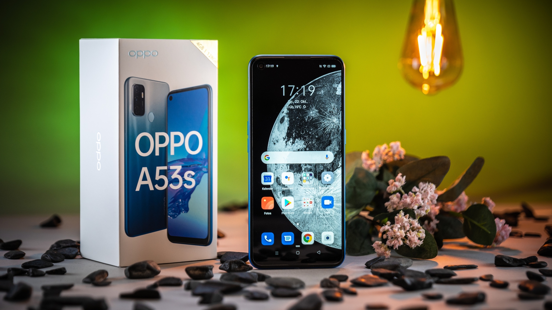 Oppo A53S Produktfoto CURVED 002 Oppo A53s eingeschaltet neben seiner Verpackung