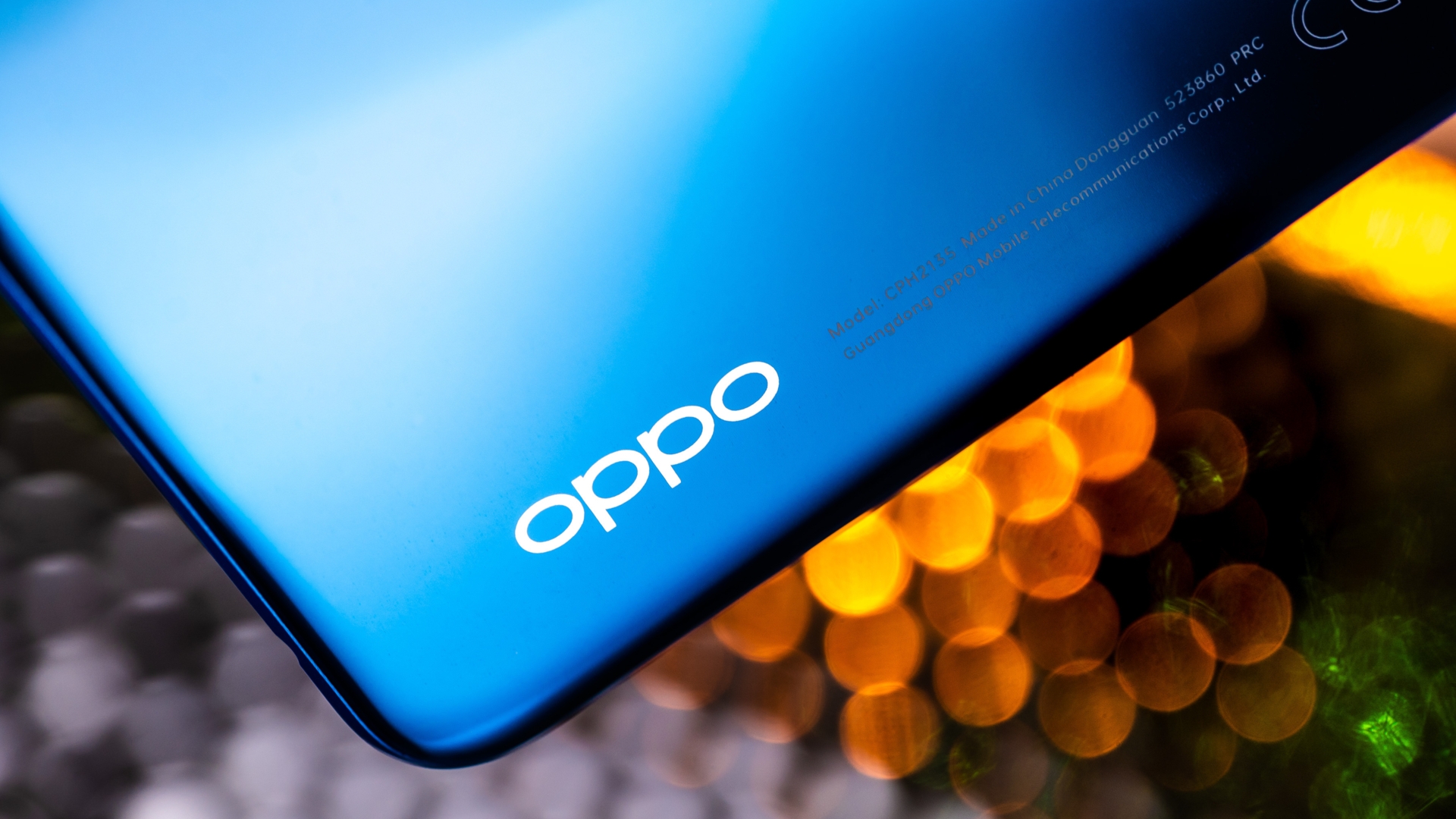Oppo A53S Produktfoto CURVED 023 Nahaufnahme des Oppo-Schriftzuges auf der Rückseite des Oppo A53s