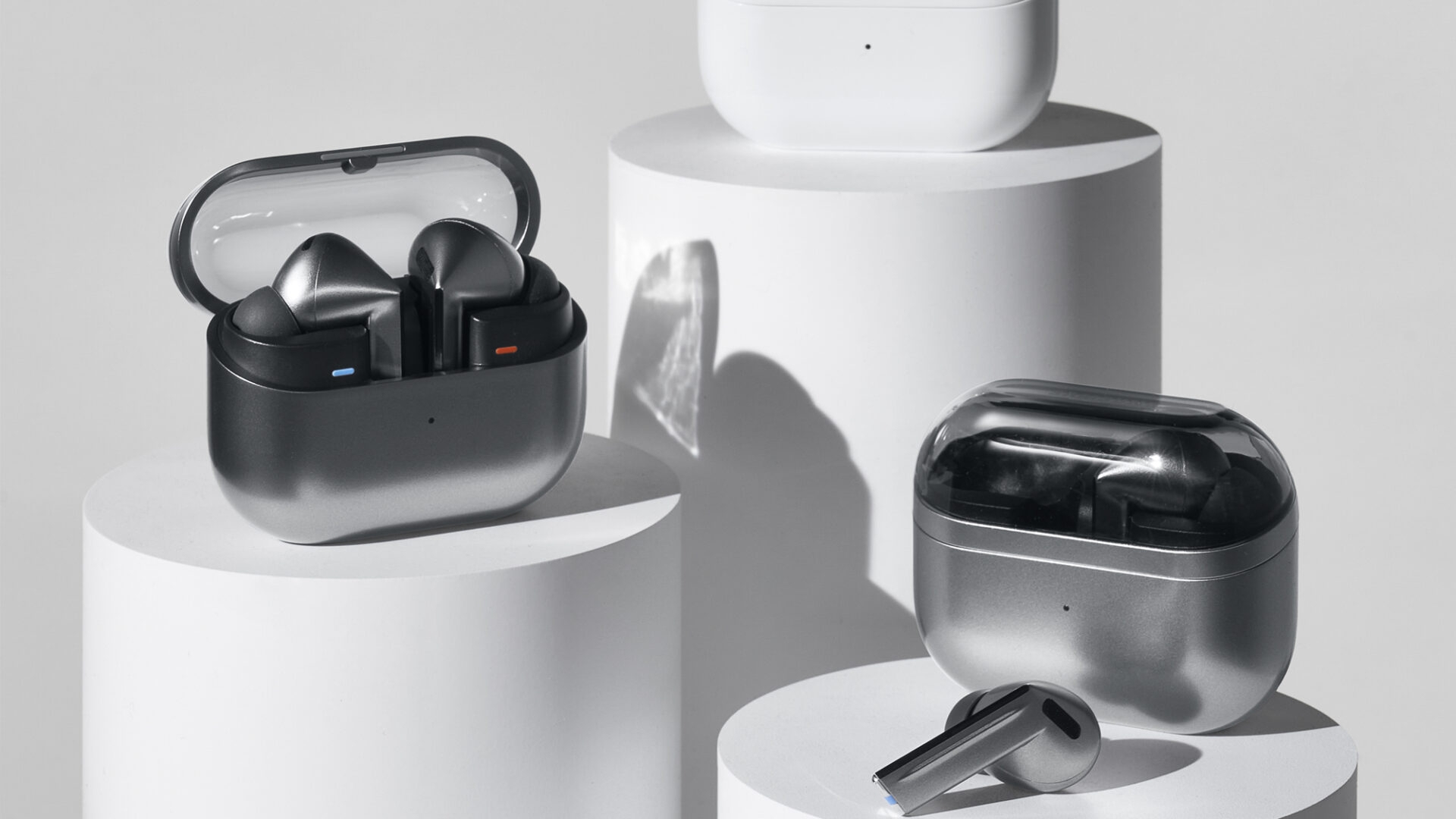 Die Galaxy-Buds-Reihe könnte um ein noch hochwertigeres Modell erweitert werden (Bild: Galaxy Buds 3 Pro) Samsung Galaxy Buds 3 Pro in Silber und Weiß