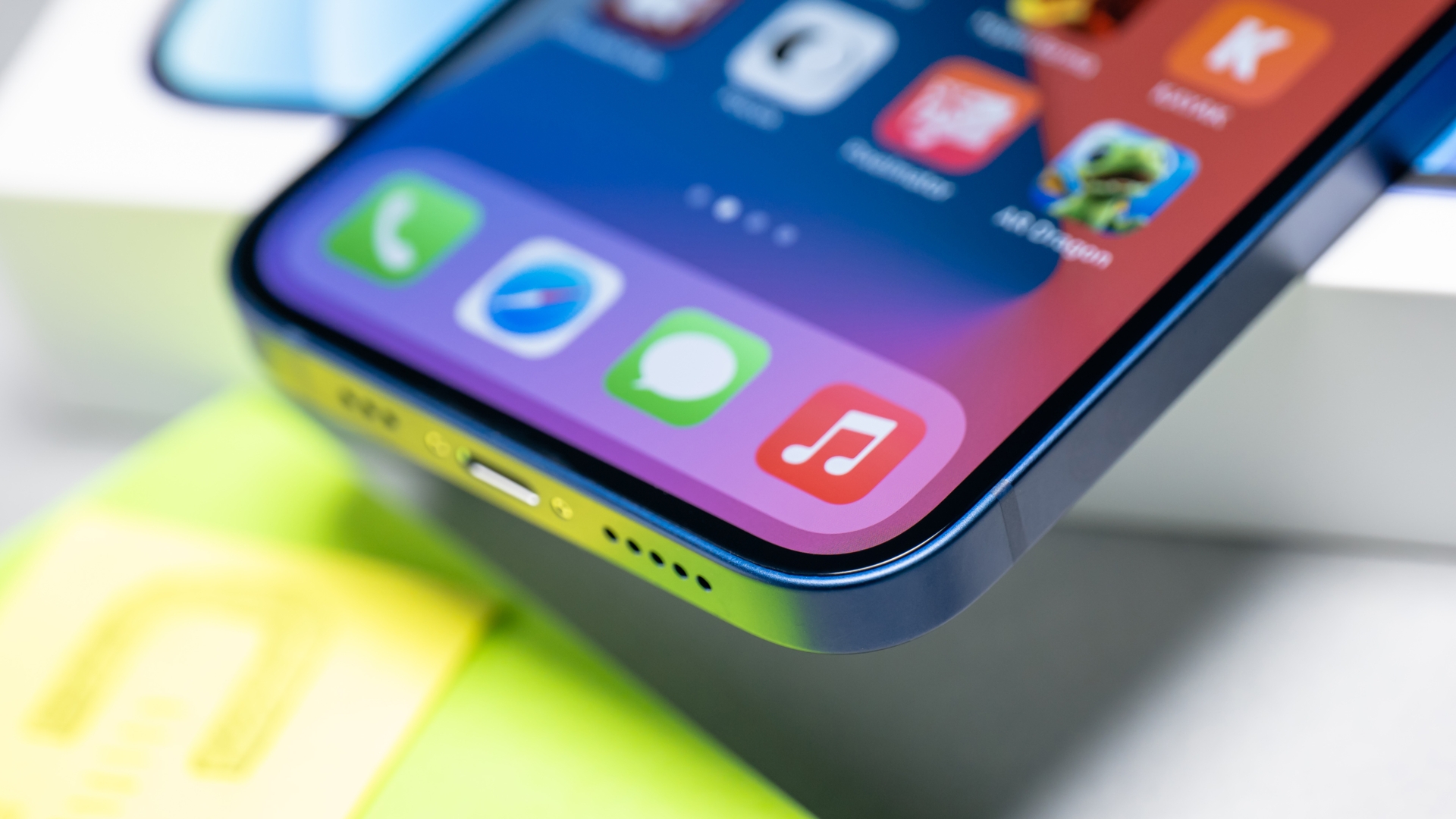 iPhone 12 Test CURVED 010 iPhone 12 Lightning-Anschluss