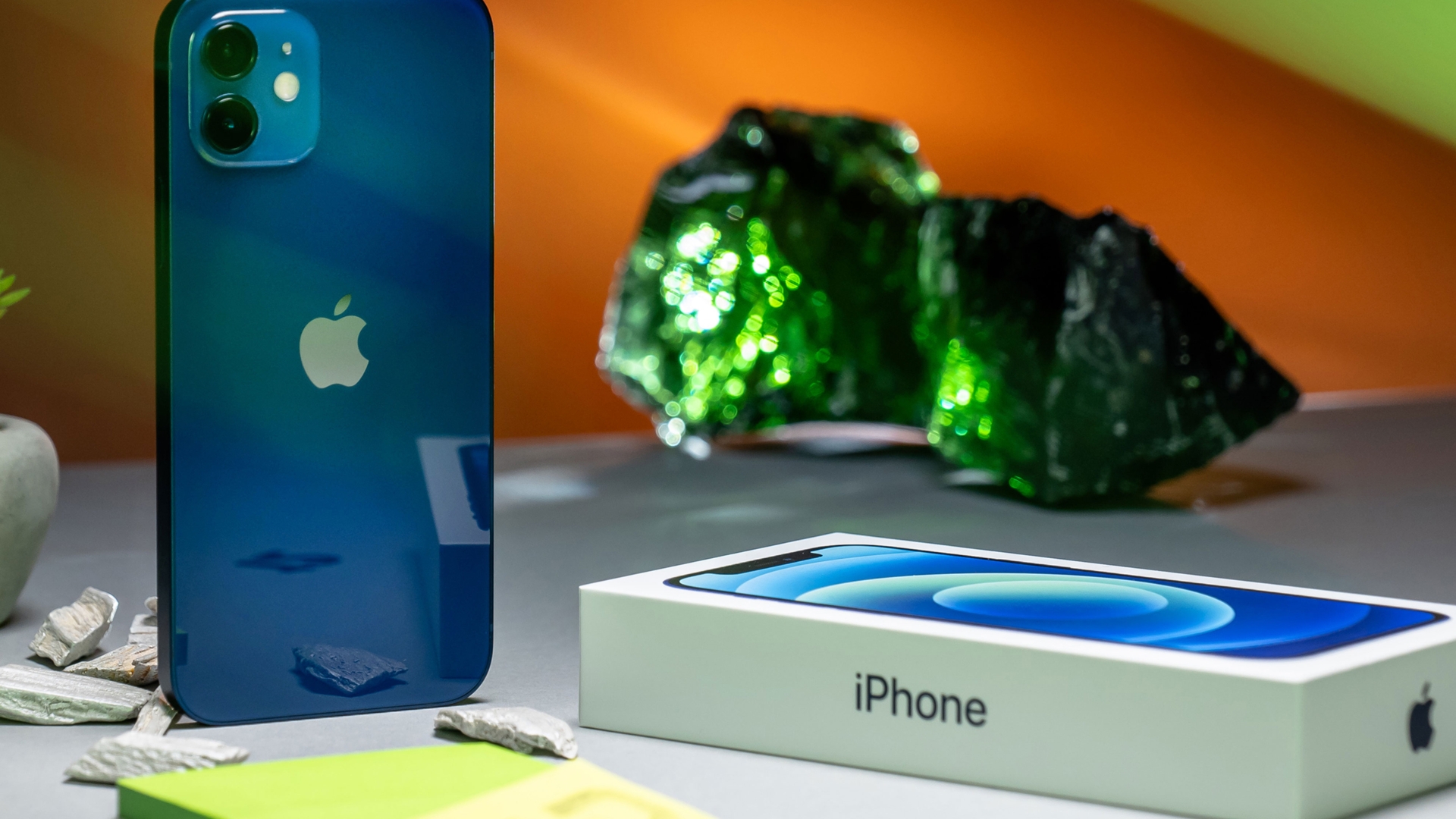 Mit der 12er-Serie wechselte ich wieder zurück zu Apple – und bin hier bis heute. Nun aber mit einem neueren iPhone in der Tasche Das iPhone 12 in Navy Blau