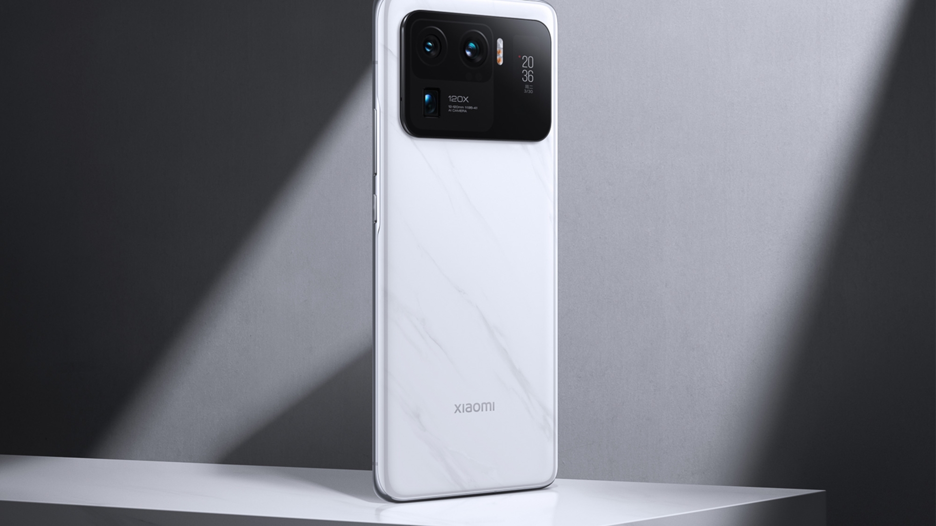Xiaomi Mi 11 Ultra auf Podest Xiaomi Mi 11 Ultra auf Podest