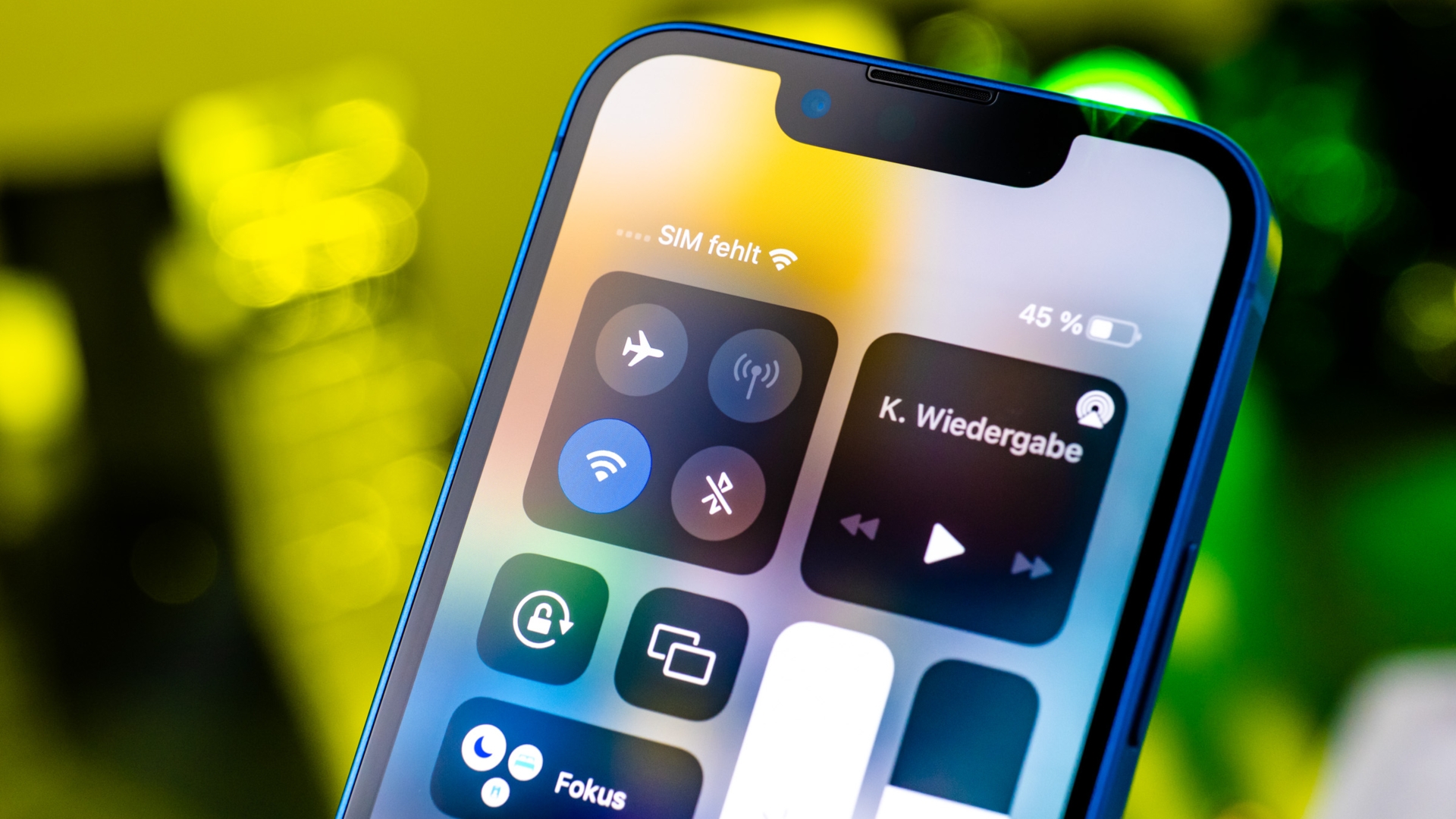 iOS 19: Geräte wie das iPhone 13 mini (Bild) bekommen ohnehin keine Apple-Intelligence-Features iphone 13 mini Kontrollzentrum