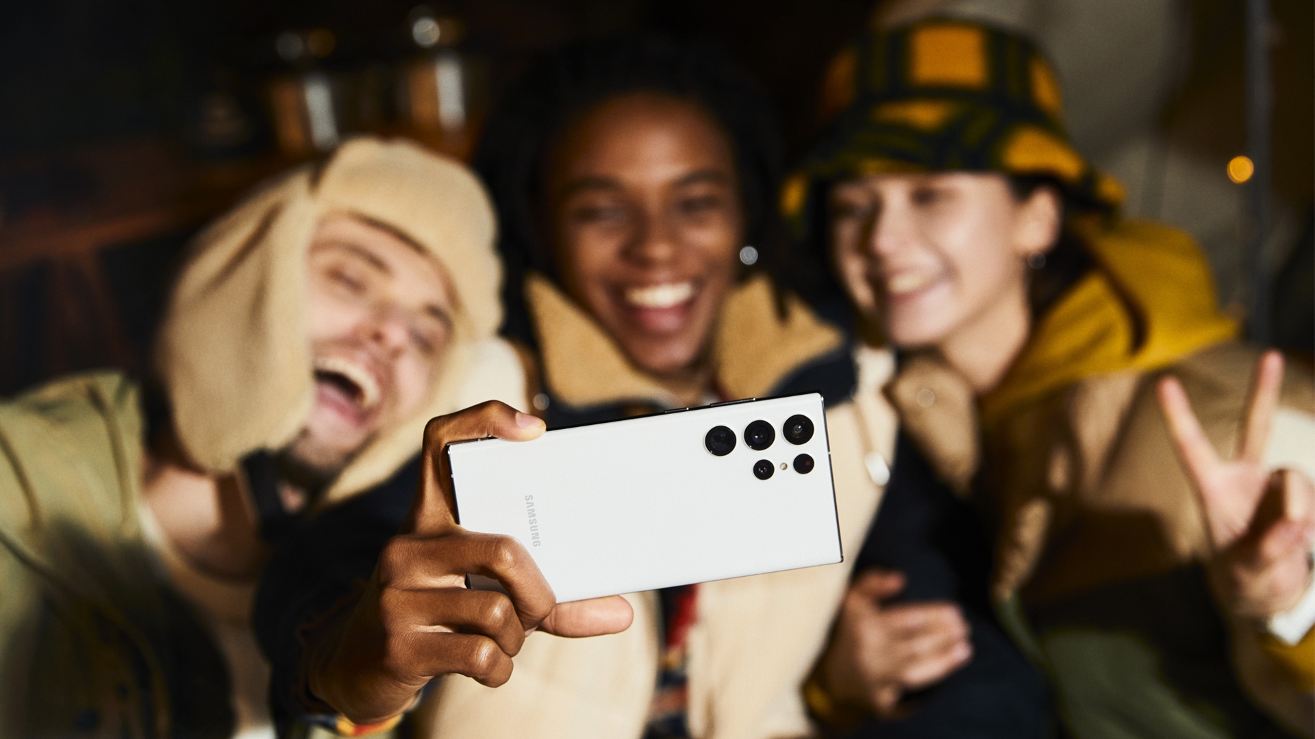 Für Azubis sind mit den richtigen Deals sogar Top-Smartphones erschwinglich (Bild: Galaxy S-Serie) Galaxy S22 Ultra Kamera in Aktion