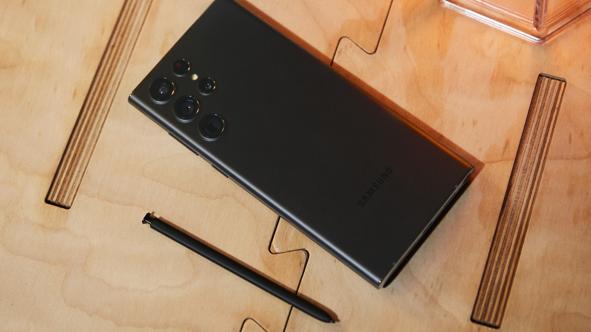 S Pen neben Galaxy S22 Ultra S Pen neben Galaxy S22 Ultra