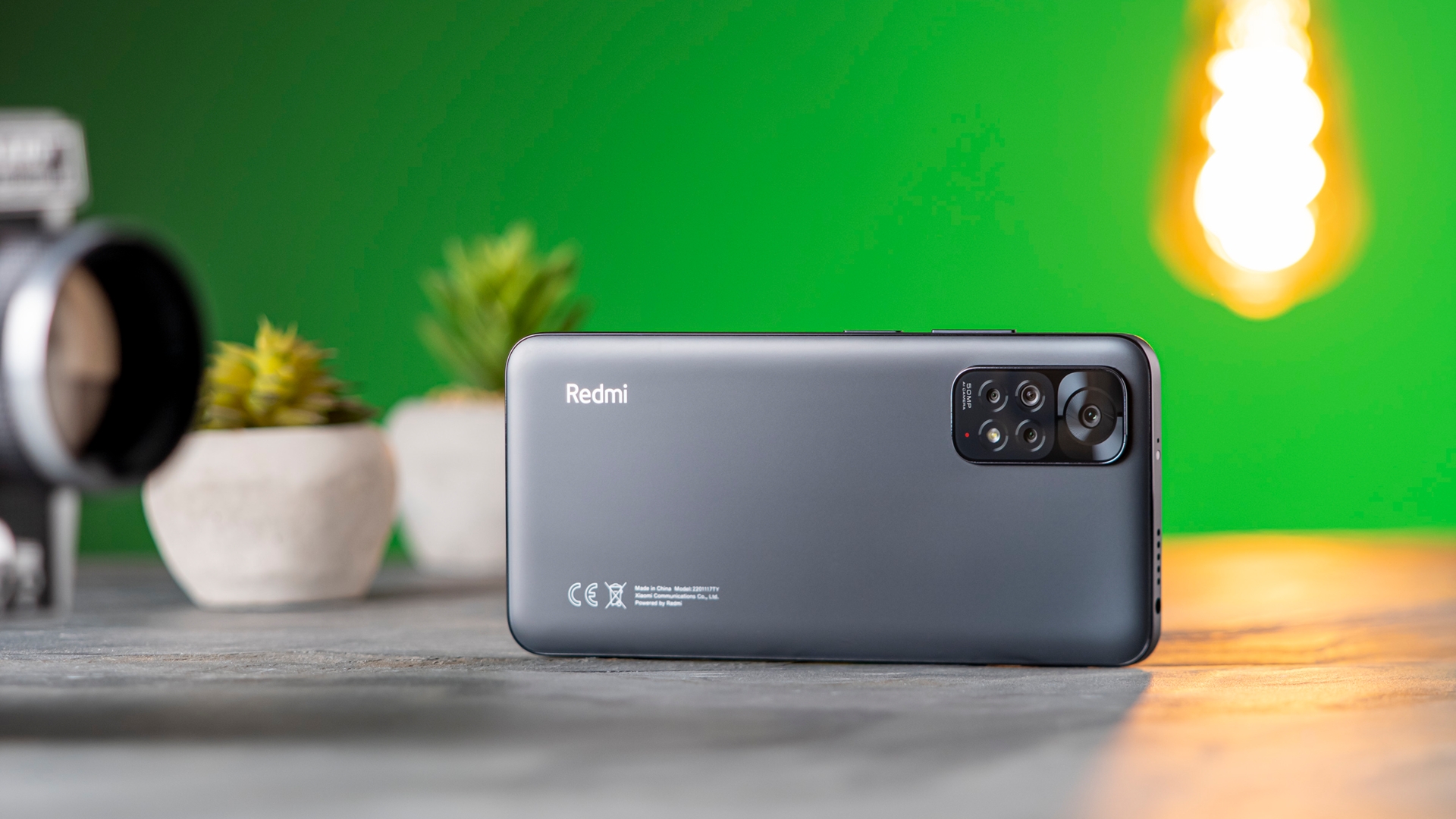 Xiaomi Redmi Note 11 Test Rückseite horizontal Rückseite des Xiaomi Redmi Note 11 auf der Seite
