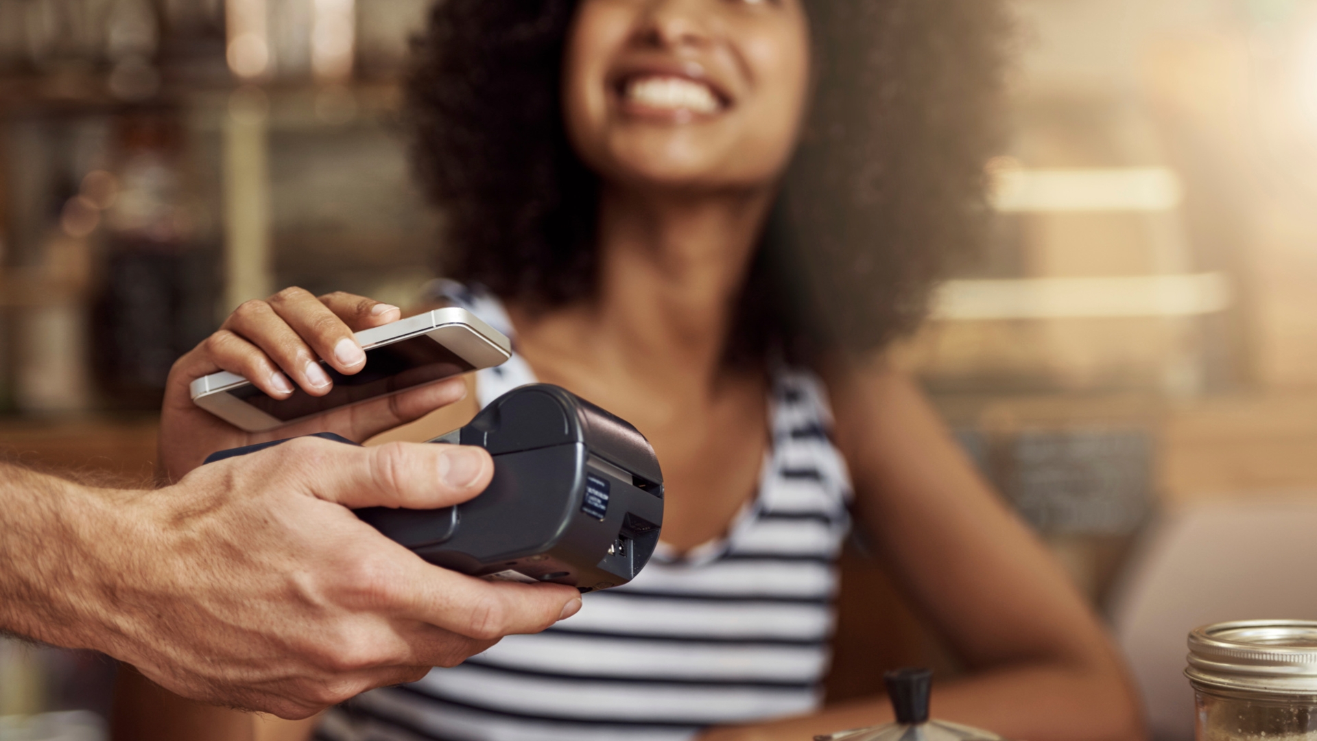 nfc-handy-mobiles-bezahlen Kontaktloses Bezahlen ist durch NFC mit dem Handy möglich.