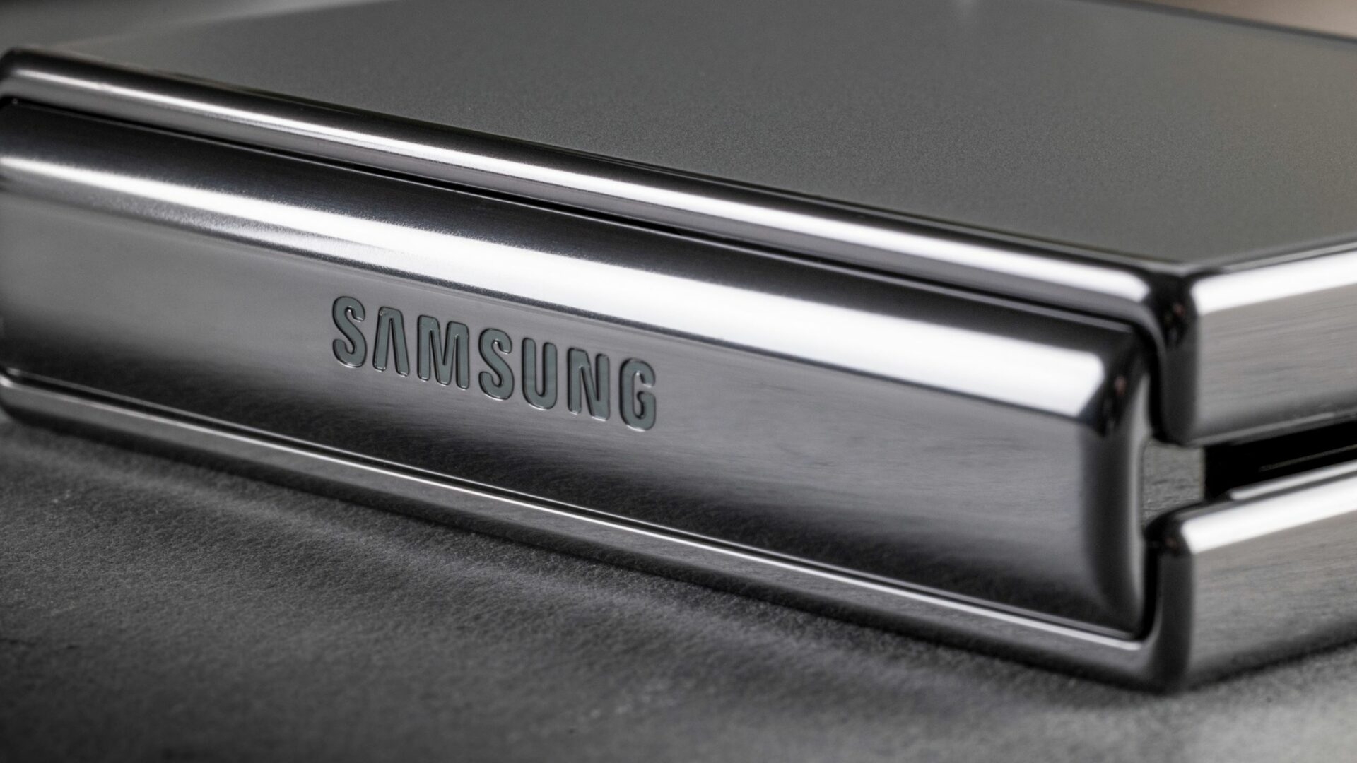 Laut Nutzerberichten sind vor allem vier Modelle von schlechten Akkulaufzeiten unter One UI 5.1 betroffen Samsung Galaxy Z Flip 4 gefaltet: Weniger Platz für den Akku