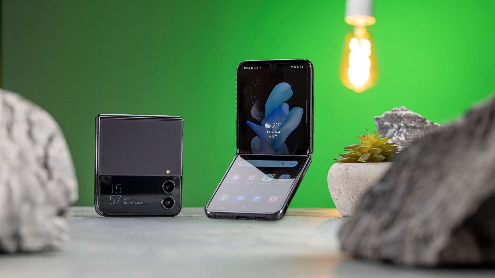 samsung-galaxy-z-flip4-test-zu-halb-offen Samsung Galaxy Z Flip 4 geschlossen und halb geöffnet