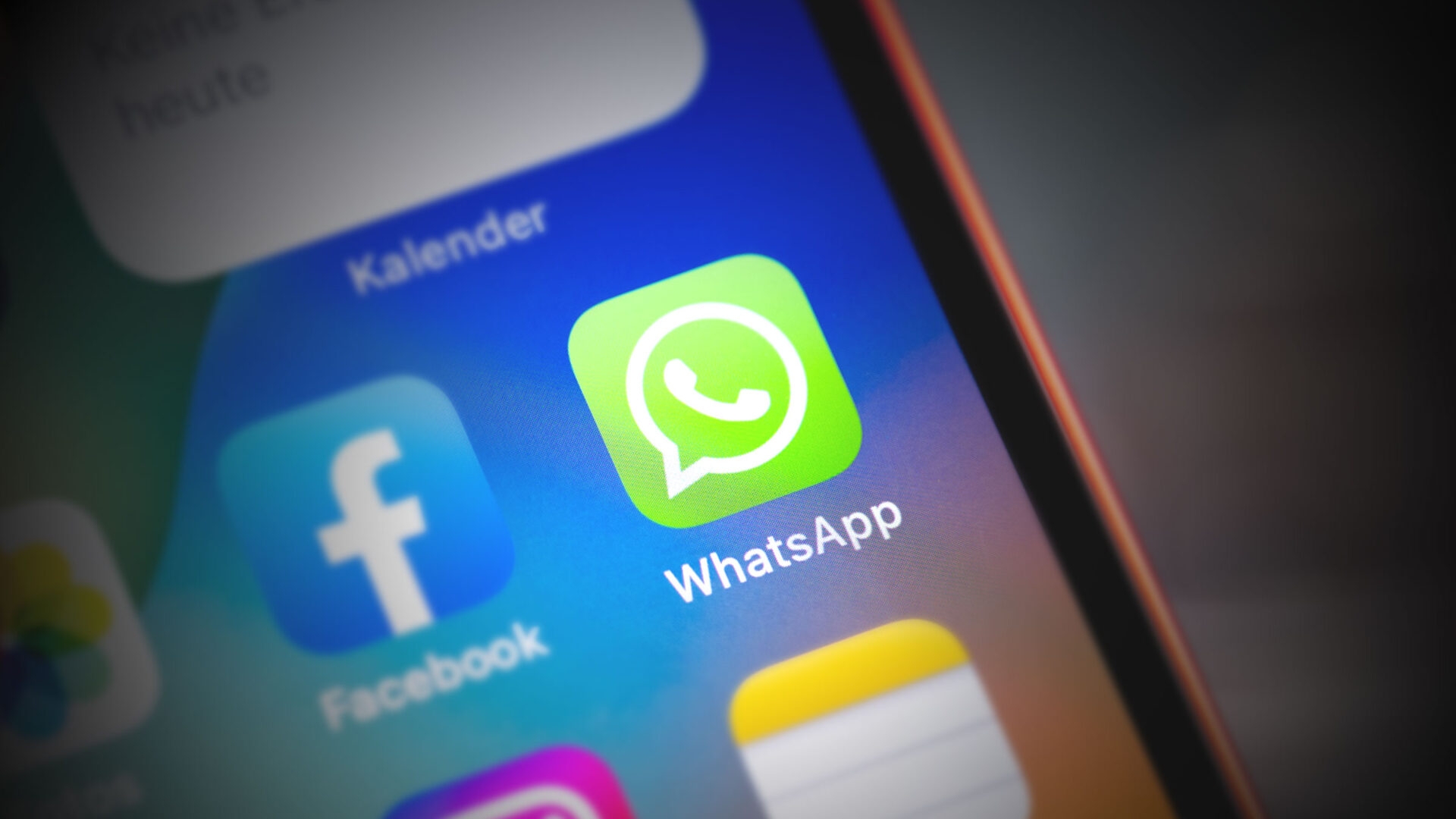 WhatsApp läuft vor allem auf iPhones aktuell nicht ganz rund WhatsApp-Symbol auf iPhone 14 Display