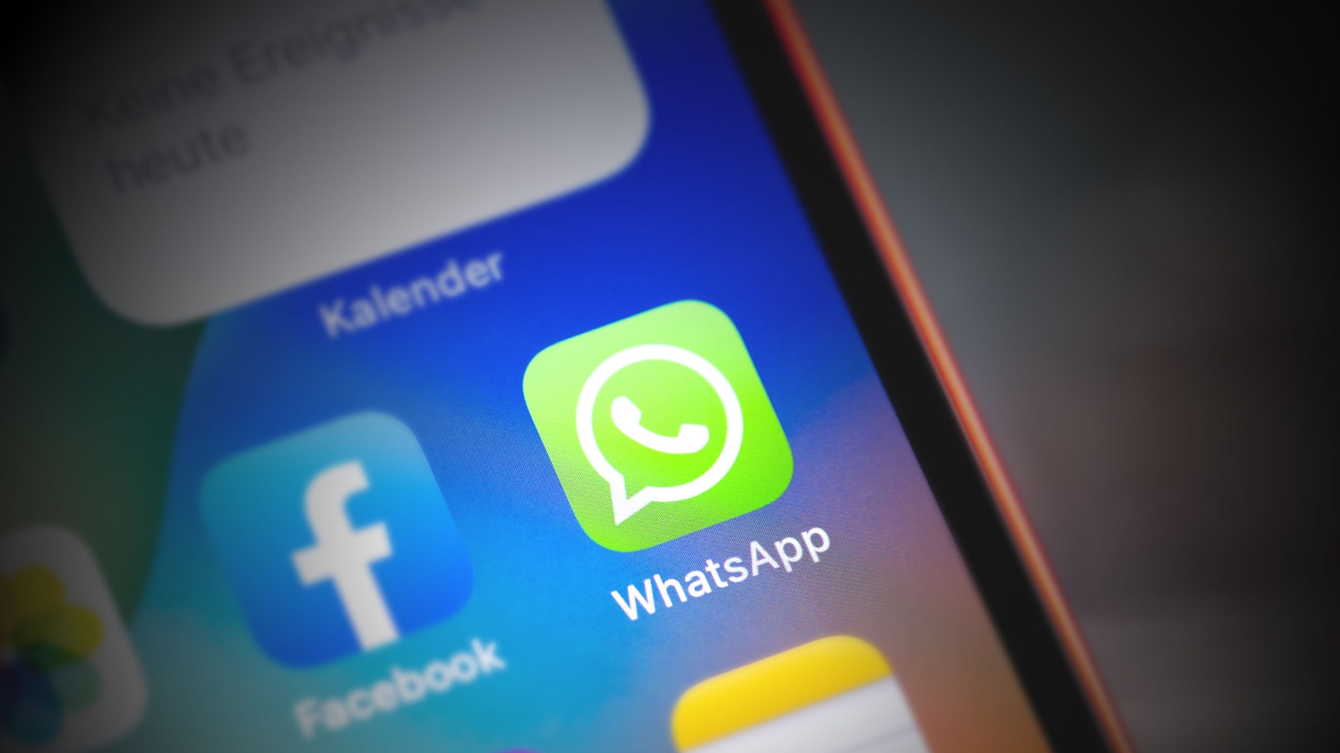 WhatsApp-Symbol auf iPhone 14 Display