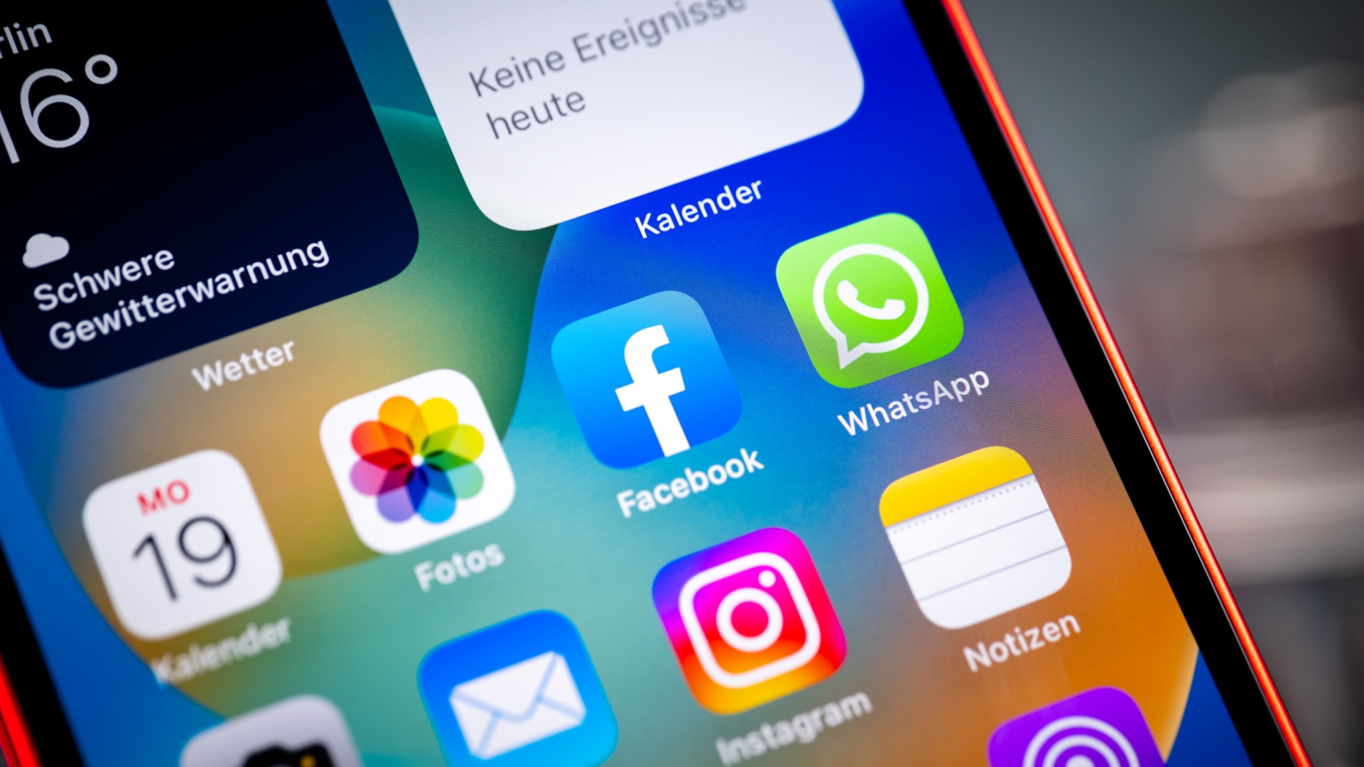 Faceboook, WhatsApp und Instagram gehören alle zu Meta iPhone 14 Display mit Apps und Widgets
