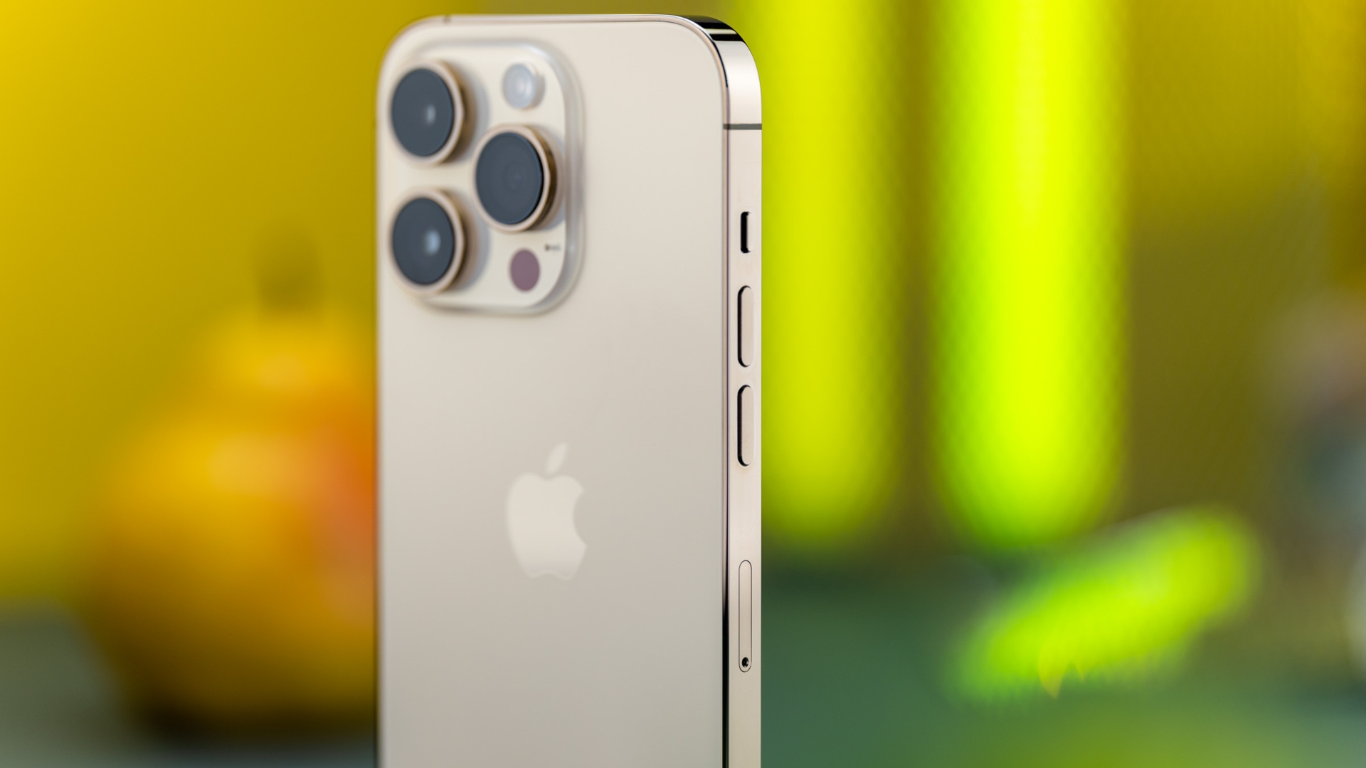 Das iPhone 14 Pro (Bild) so wie es veröffentlicht wurde – mit Lautstärketasten iphone 14 pro rückseite