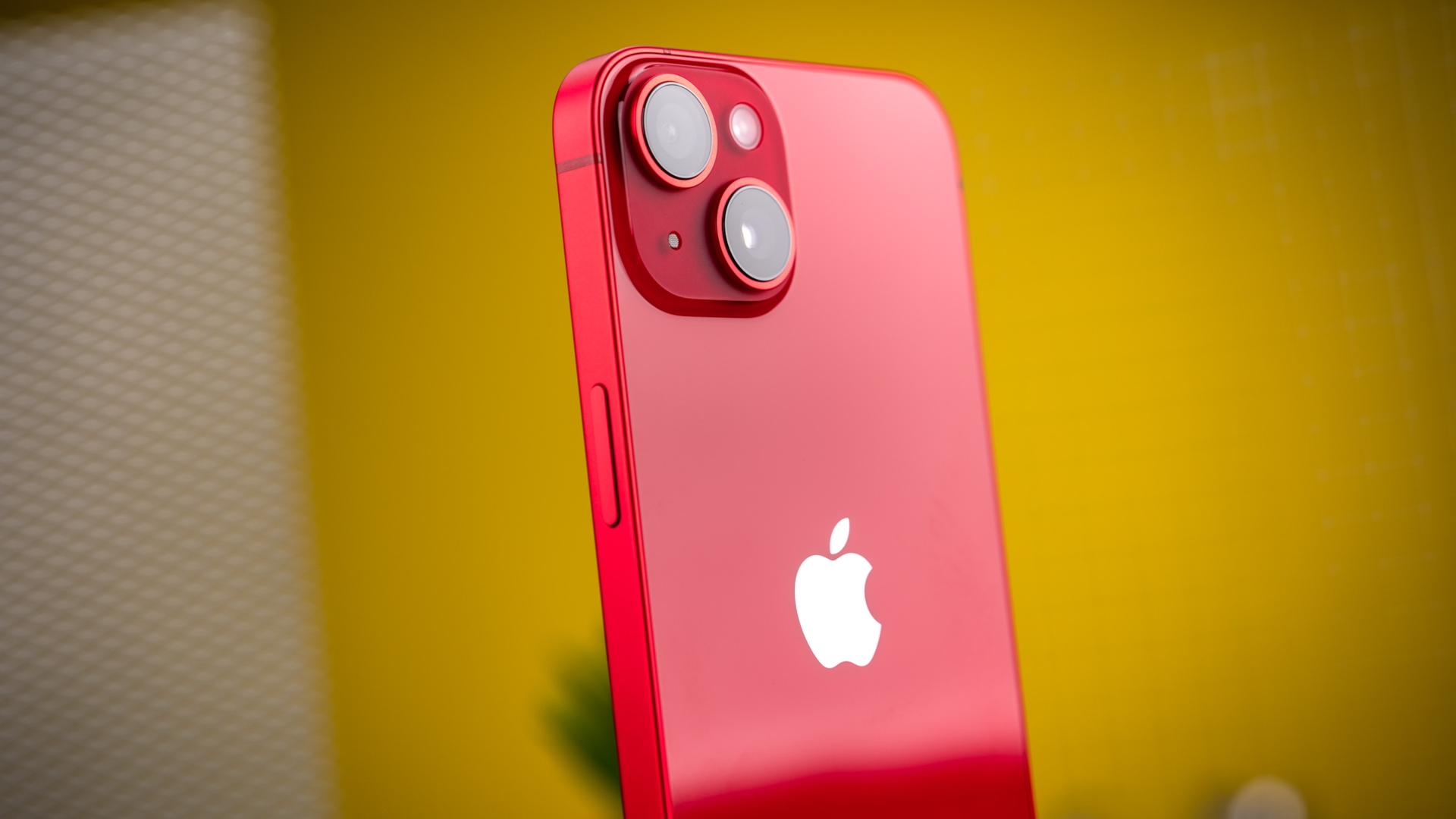 Der Nachfolgre des iPhone 14 (Bild) könnte wegen eines größeren Akkus etwas dicker werden iPhone 14 Kamera