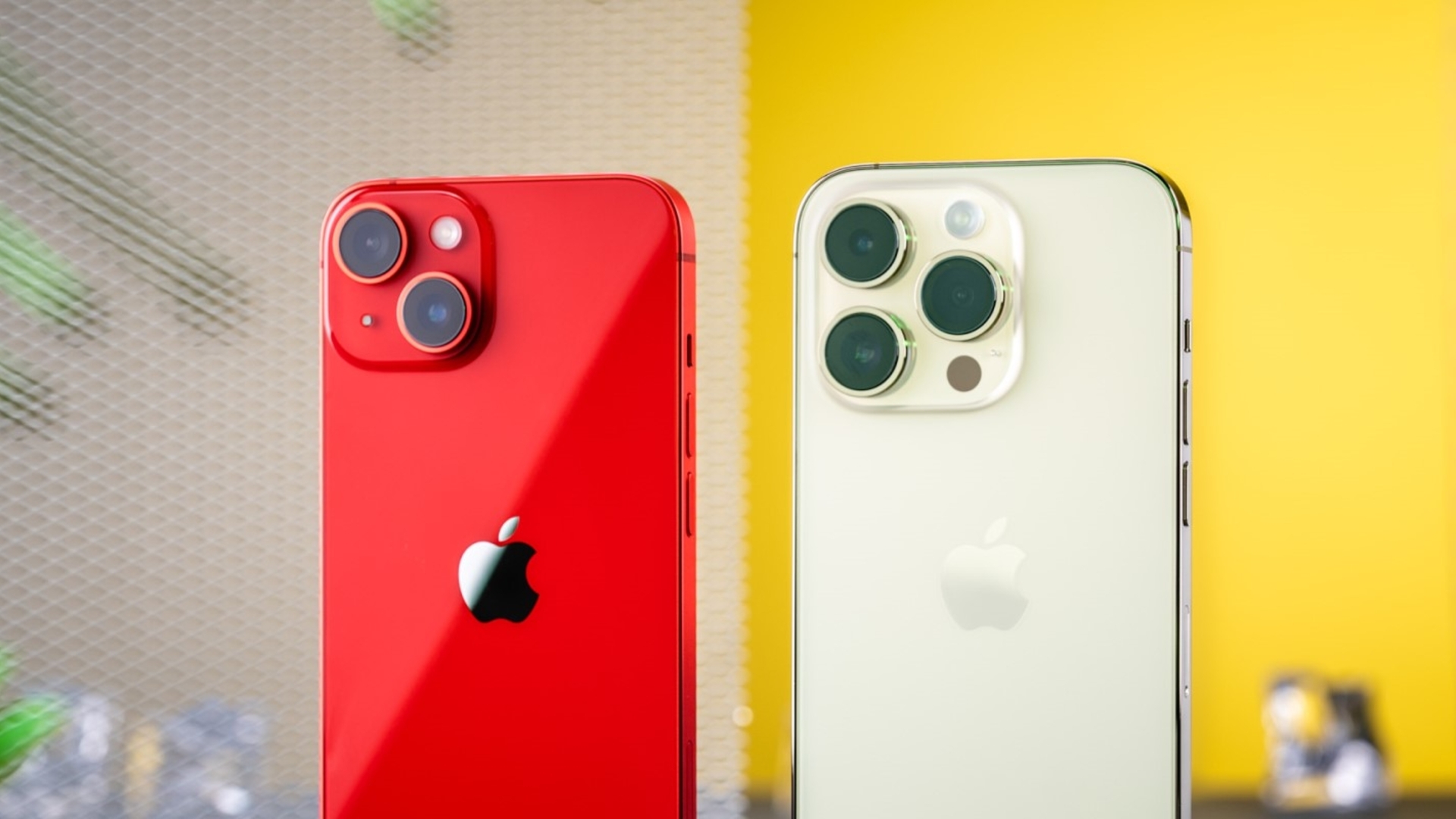 Das iPhone 14 gibt es in einem knackigen Rot. Zieht das iPhone 15 Pro in einer schlichteren Variante nach? iPhone 14 und iPhone 14 Pro Aufmacher