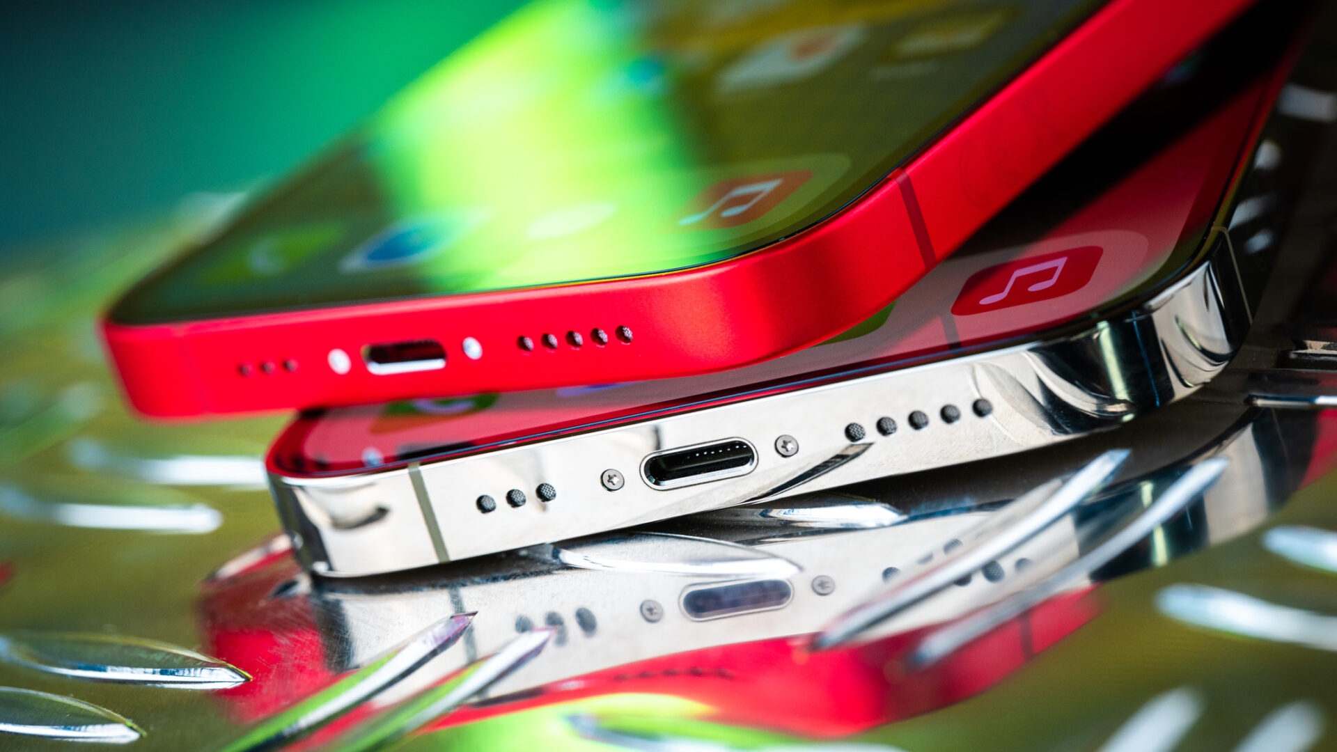 Immer mehr Android-Nutzer entscheiden sich laut Studie für einen iPhone-Wechsel iPhone 14 und 14 Pro Unterseite mit Lightning-Anschluss und Lautsprechern