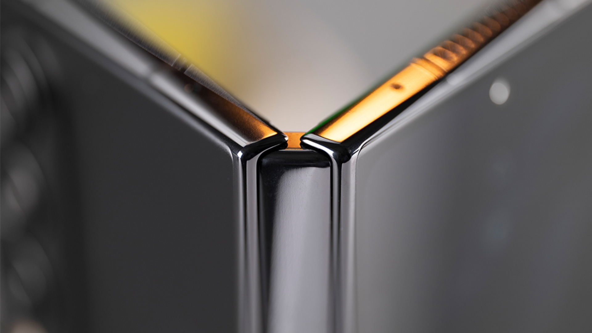 Smartphone in "Buchform": Das Z Fold (Bild) nutzt aktuell nur ein Scharnier Samsung Galaxy Z Fold 4 Scharnier