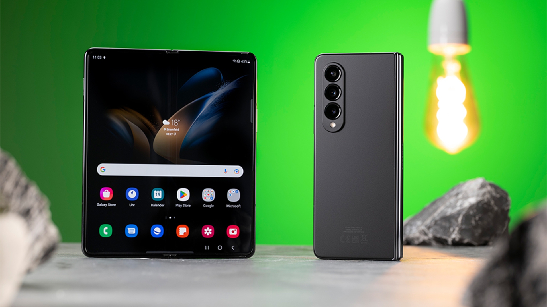 Das Galaxy Z Fold von Samsung bietet dir ein Display, das über 7 Zoll groß ist Samsung Galaxy Z Fold 4 von vorne und hinten