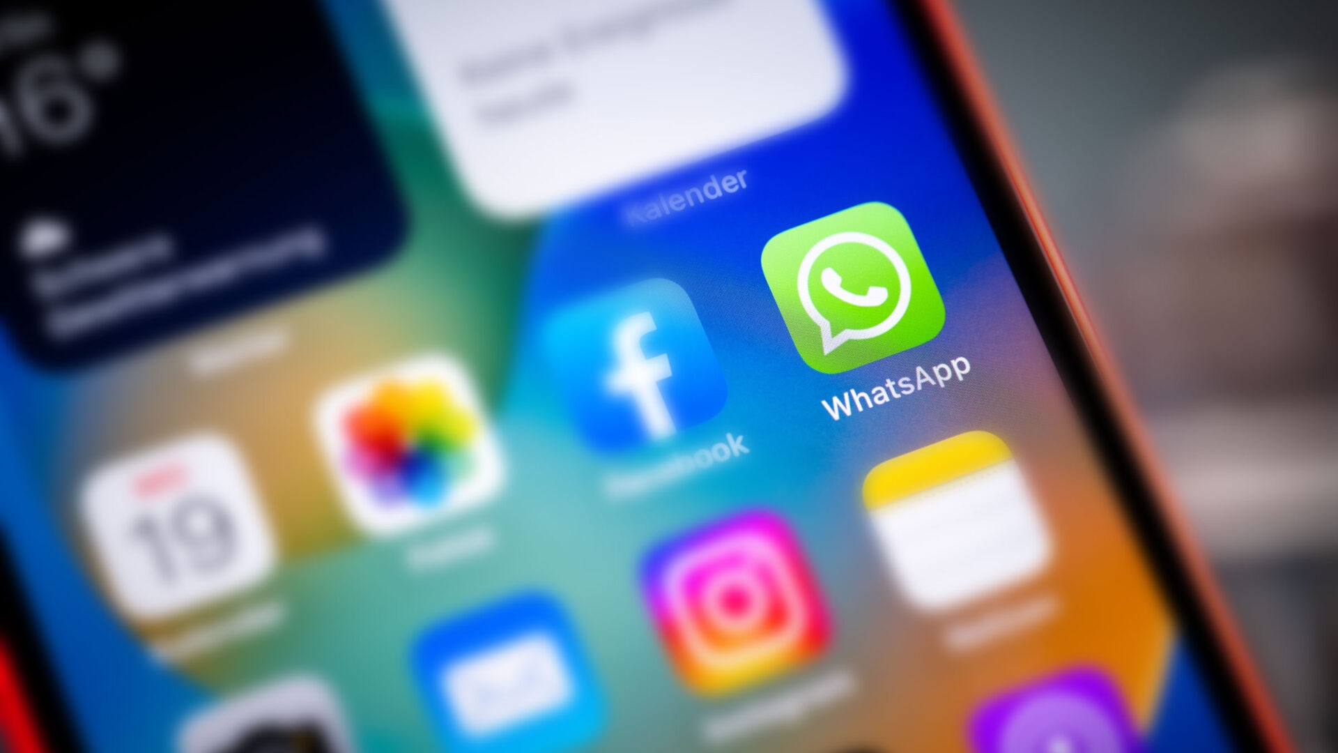 Beim WhatsApp-Datentransfer auf ein neues Handy kommt es aufs Betriebssystem an. iPhone 14 Display mit WhatsApp-Symbol