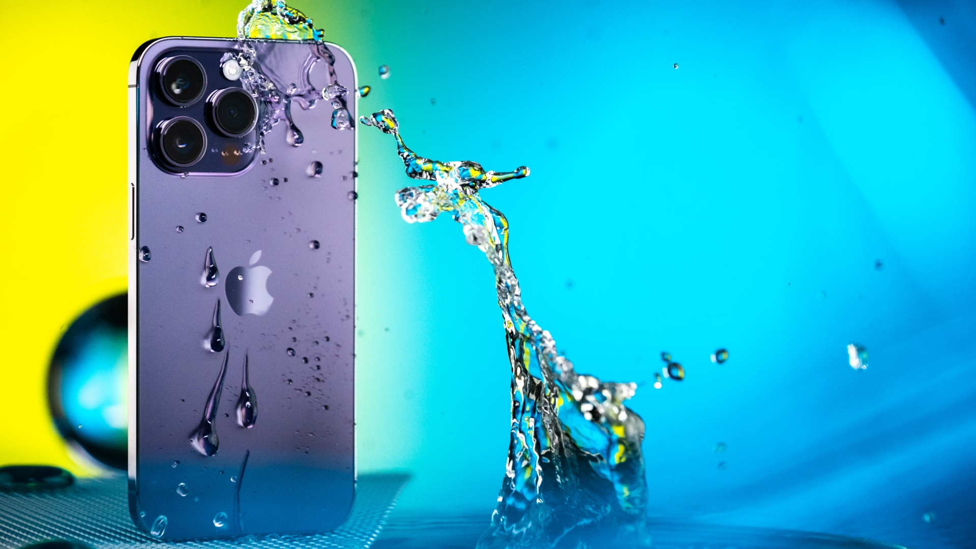 iPhones sind hervorragend gegen Wasser geschützt iPhone 14 Pro Max Wasserspritzer