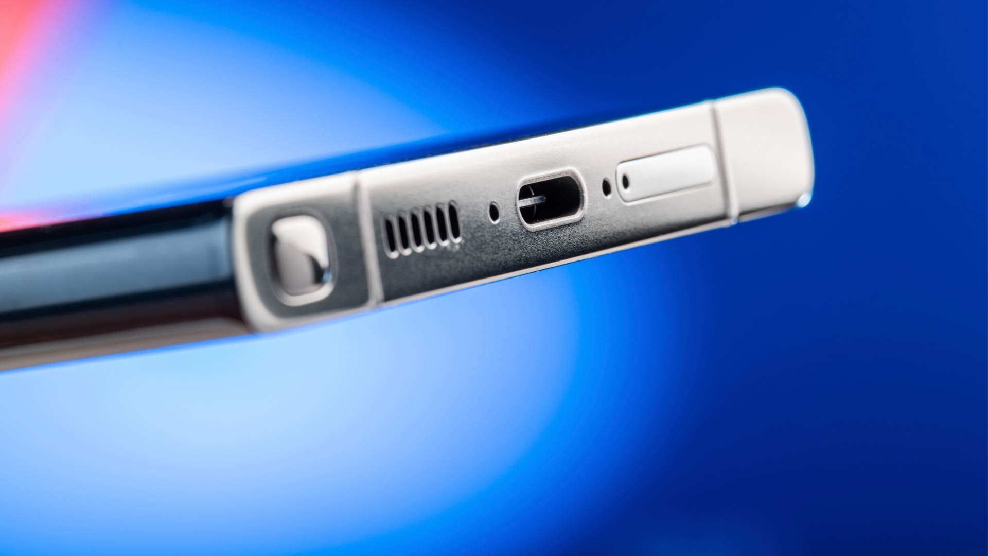 Galaxy S25 Ultra: Der S Pen wird wohl weiterhin einen Slot auf der linken Seite nutzen Galaxy S23 Ultra USB C