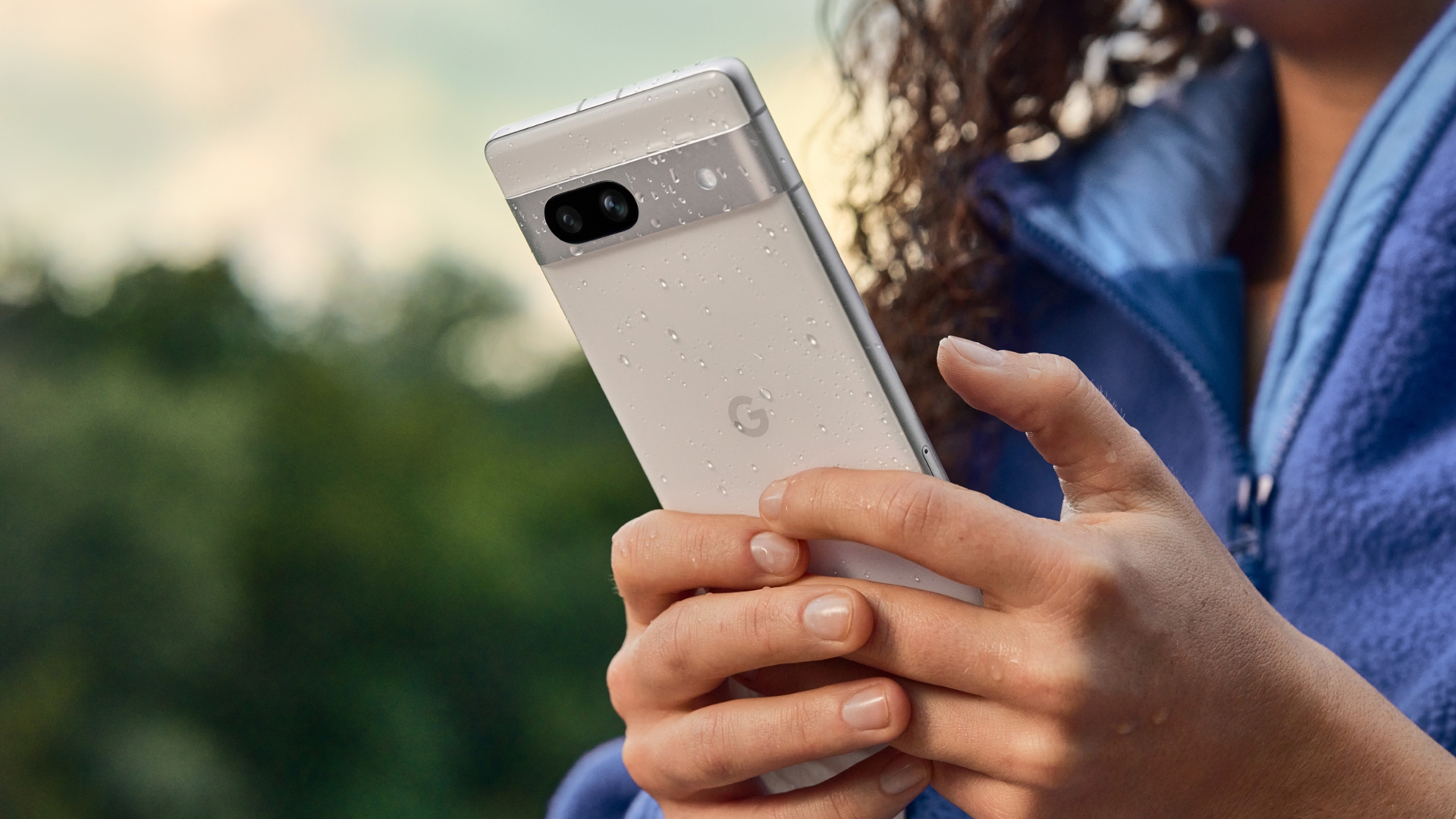 Das Google Pixel 7a vereint Handlichkeit mit beeindruckenden Features Google Pixel 7a Snow Rückseite