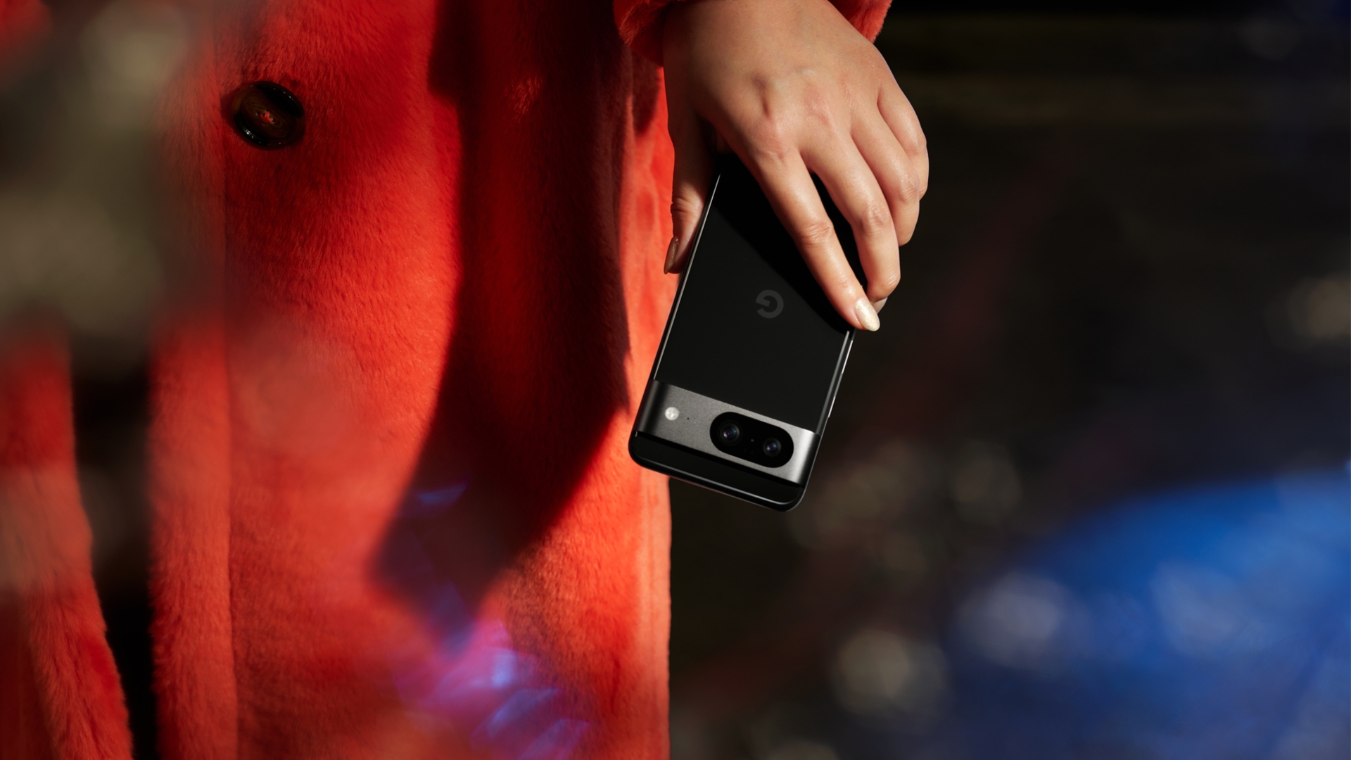 Google hat das neue "Mein Gerät finden"-Netzwerk nun auch in Deutschland aktiviert Google Pixel 8 in der Hand