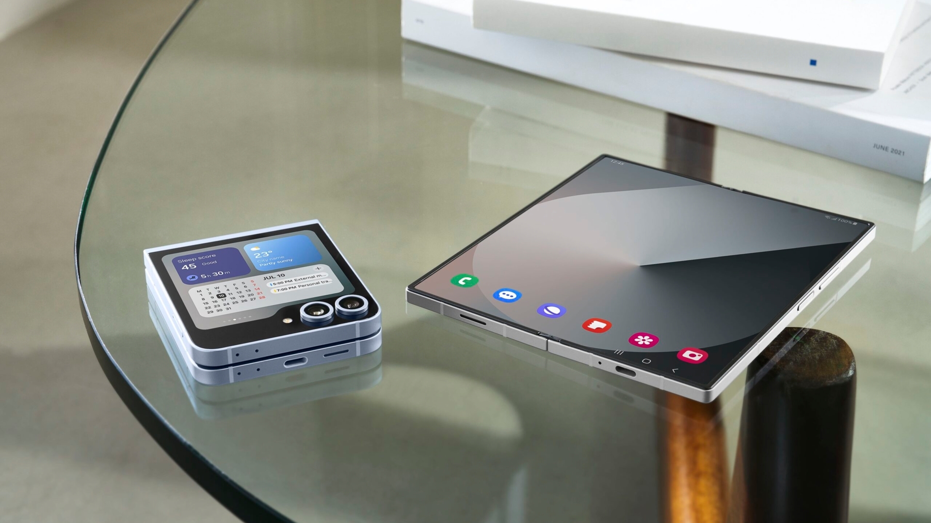 Auch die aktuelle Foldable-Generation Z Fold 6 und Z Flip 6 erhält das neue Update schon Samsung Galaxy Z Fold 6 und Z Flip 6 Tisch