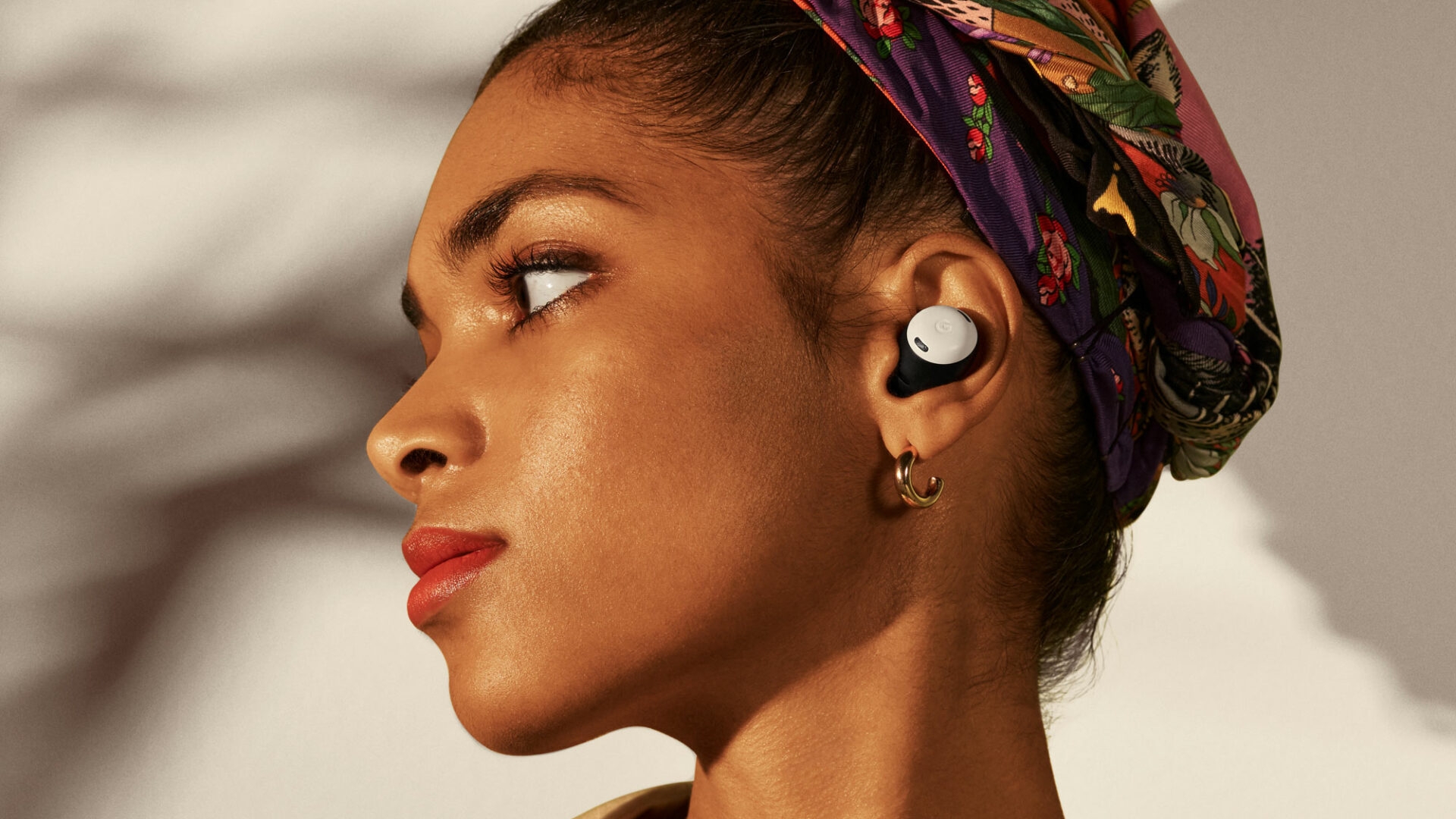 Zahlreiche In-Ear-Kopfhörer sind zum Prime Day 2025 stark reduziert Google Pixel Buds Pro im Ohr