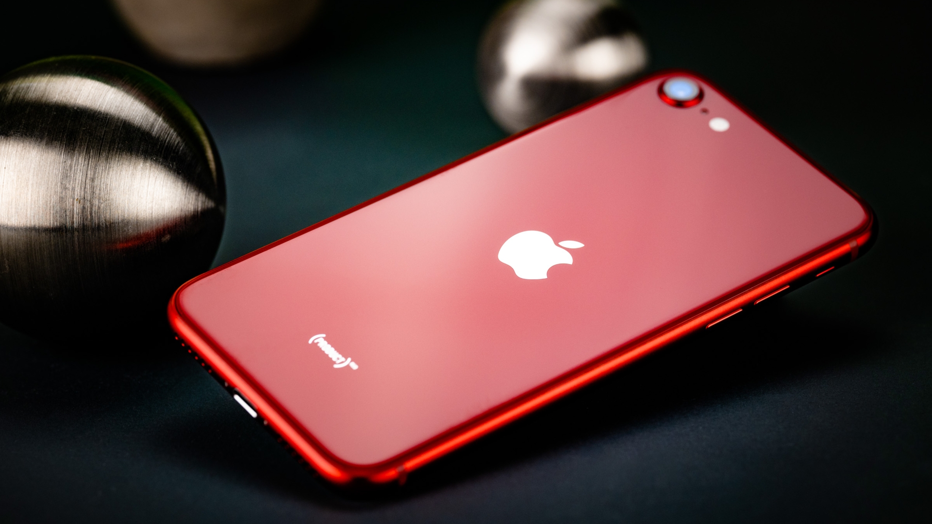 iPhone SE 3: Das 2022 vorgestellte Modell hat ein besonders altes Design mit Touch-ID-Sensor iPhone SE (2022) Rot