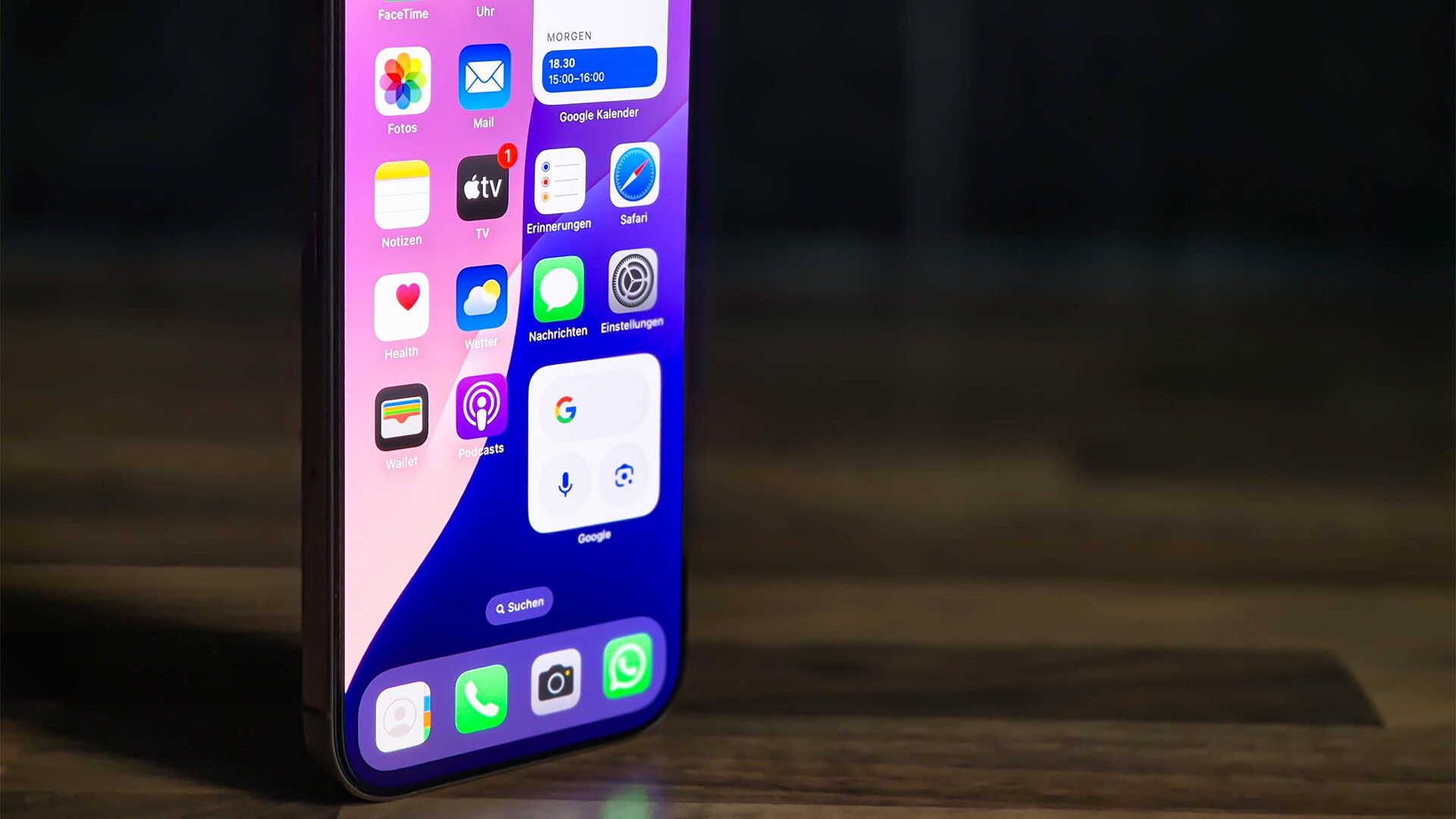 Mit iOS 19 könnte Apple einige optische Neurungen einführen (Bild: iOS 18 auf dem iPhone 16 Pro) iPhone 16 Pro Kamera Front voll