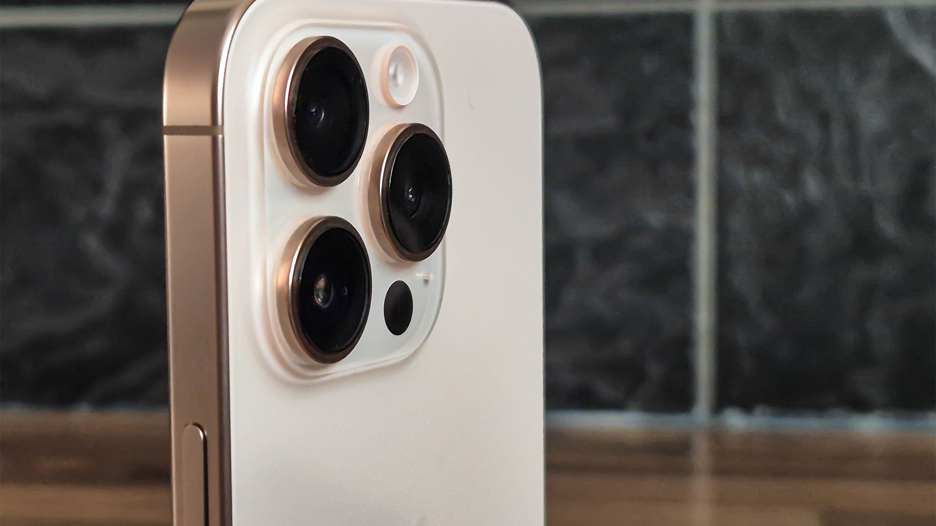 Bekommt das iPhone 17 Pro seine zweite Kamera-Taste? (Bild: Vorgängermodell)  Bekommt das iPhone 17 Pro seine zweite Kamera-Taste? (Bild: Vorgängermodell)