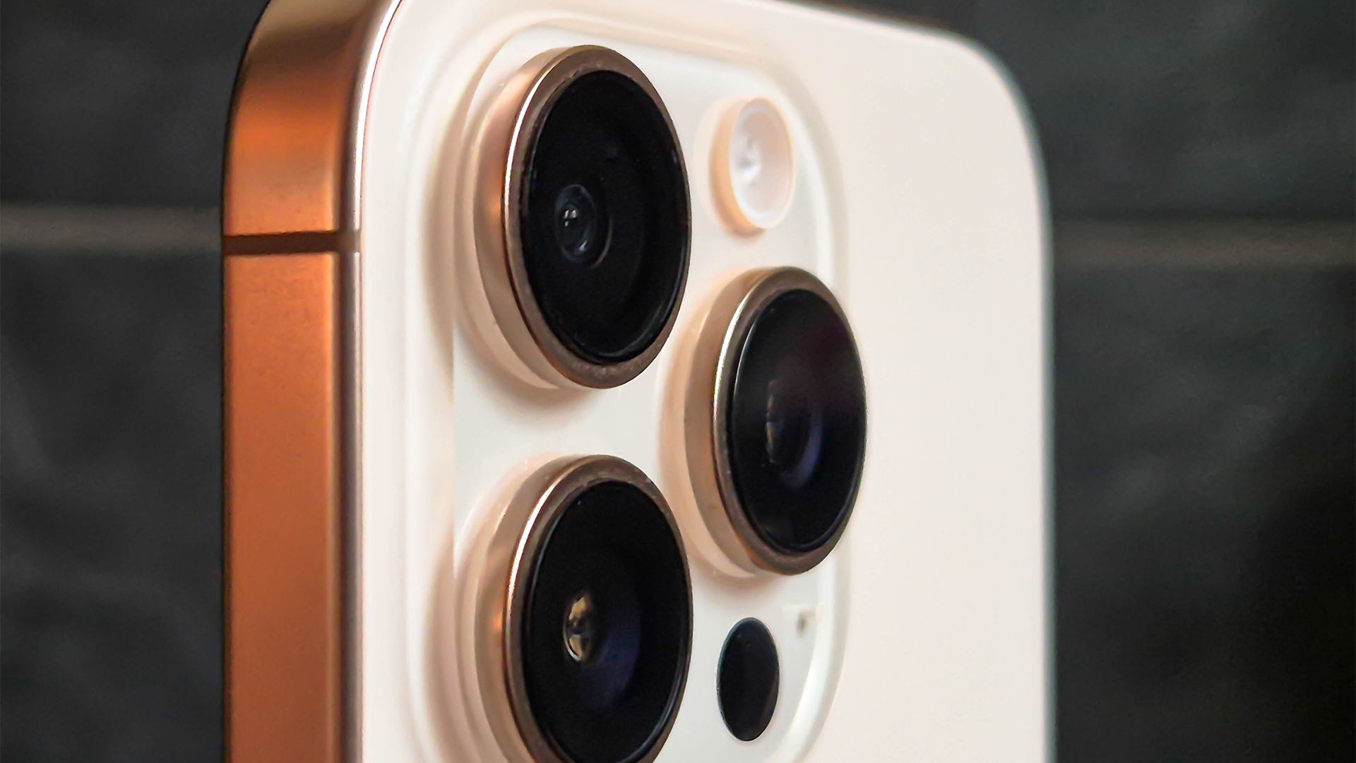 Das iPhone 17 Pro sieht offenbar deutlich anders aus als sein Vorgänger (Bild) iPhone 16 Pro Kameralinsen