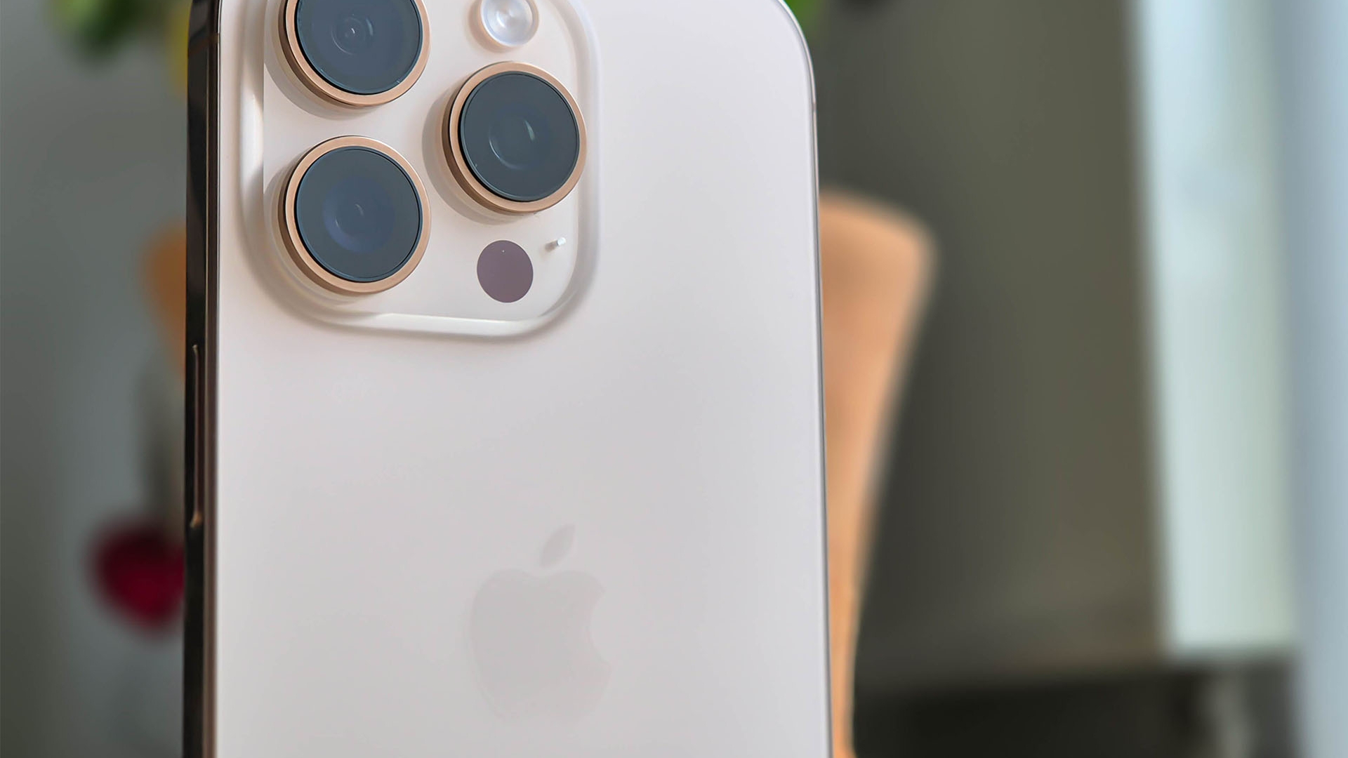 Im iPhone-Größenvergleich gehört das iPhone 16 Pro (Bild) zu den kleineren Modellen iPhone 16 Pro Kamera fern