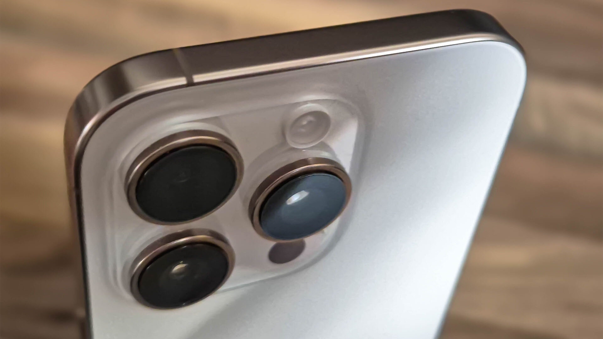 Das iPhone 16 Pro gehört zu den kompaktesten aktuellen iPhones iPhone 16 Pro von oben