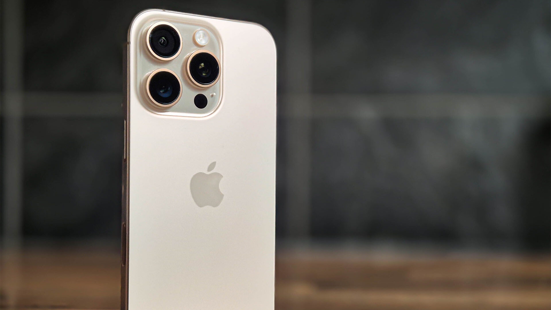 Ab einem iPhone 15 Pro könnt ihr Apple Intelligence (bald) nutzen. Möglich macht es iOS 18.4 (Bild: iPhone 16 Pro) iPhone 16 Pro Kamera Rückseite voll