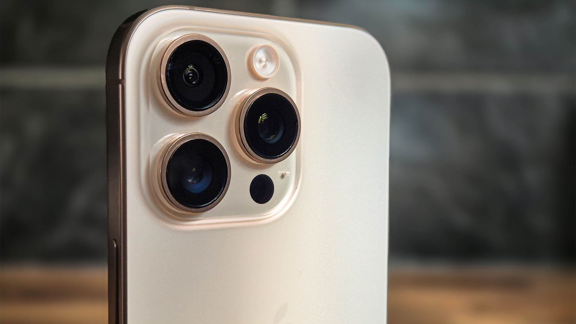 iPhone 17 Pro: Der Nachfolger des iPhone 16 Pro (Bild) könnte eine neue Bestmarke erreichen iPhone 16 Pro Rückseite und Kamera