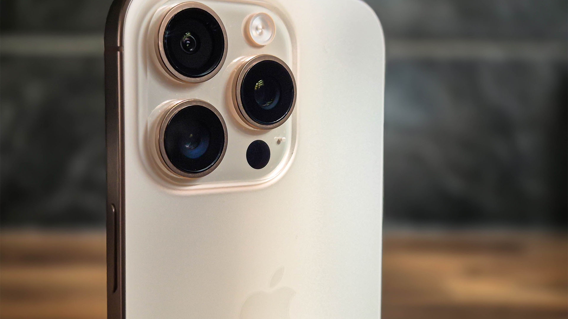 Das iPhone 16 Pro verkauft sich gut iPhone 16 Pro Rückseite und Kamera