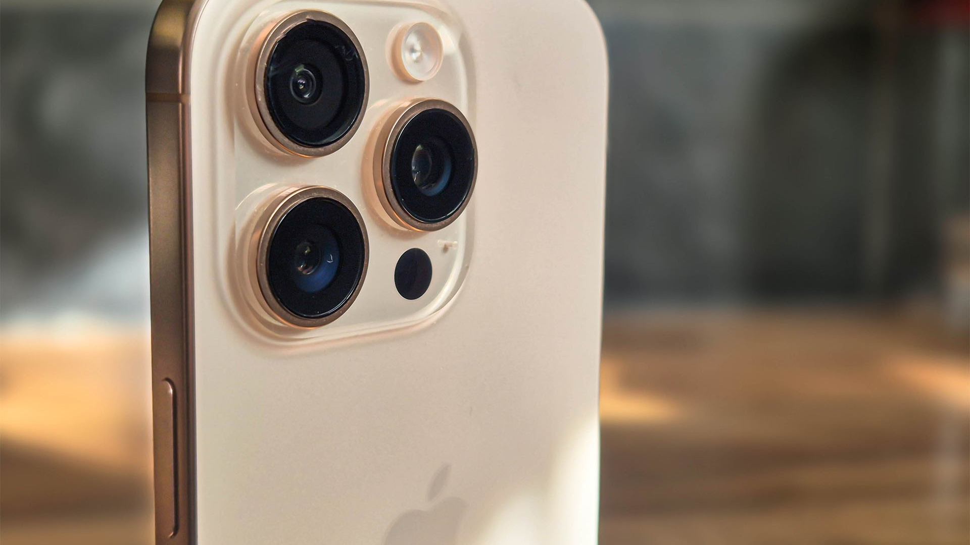 Das iPhone 16 Pro kommt mit mindestens 128 GB Speicher. Für viele Nutzer offenbar ausreichend. iPhone 16 Pro Kamera