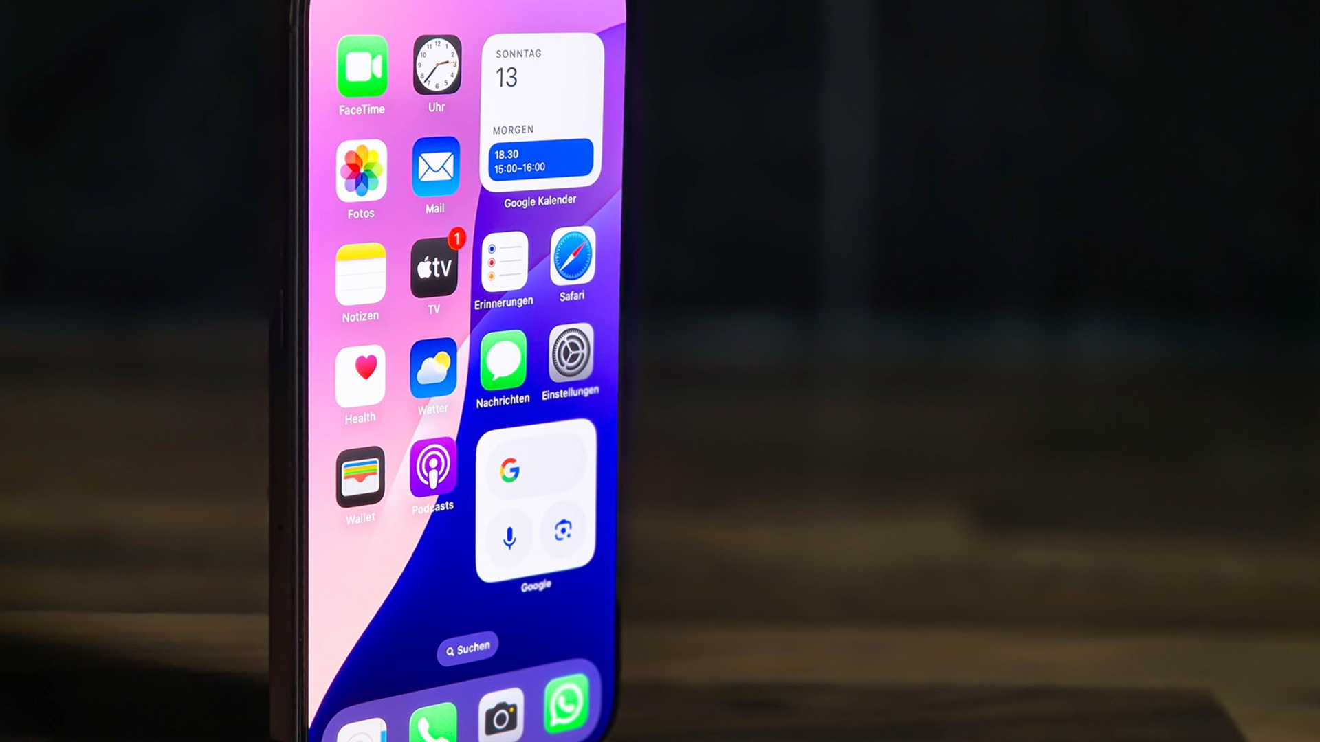 Apple Intelligence: Bei uns auf dem iPhone 16 Pro (Bild) noch nicht verfügbar iPhone 16 Pro Display und Rahmen